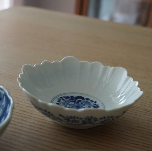 可憐な花に唐草図染付小鉢 - Kotto Shop