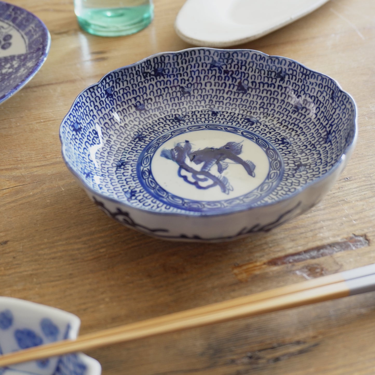 麒麟が描かれた微塵唐草の輪花深皿 - Kotto Shop