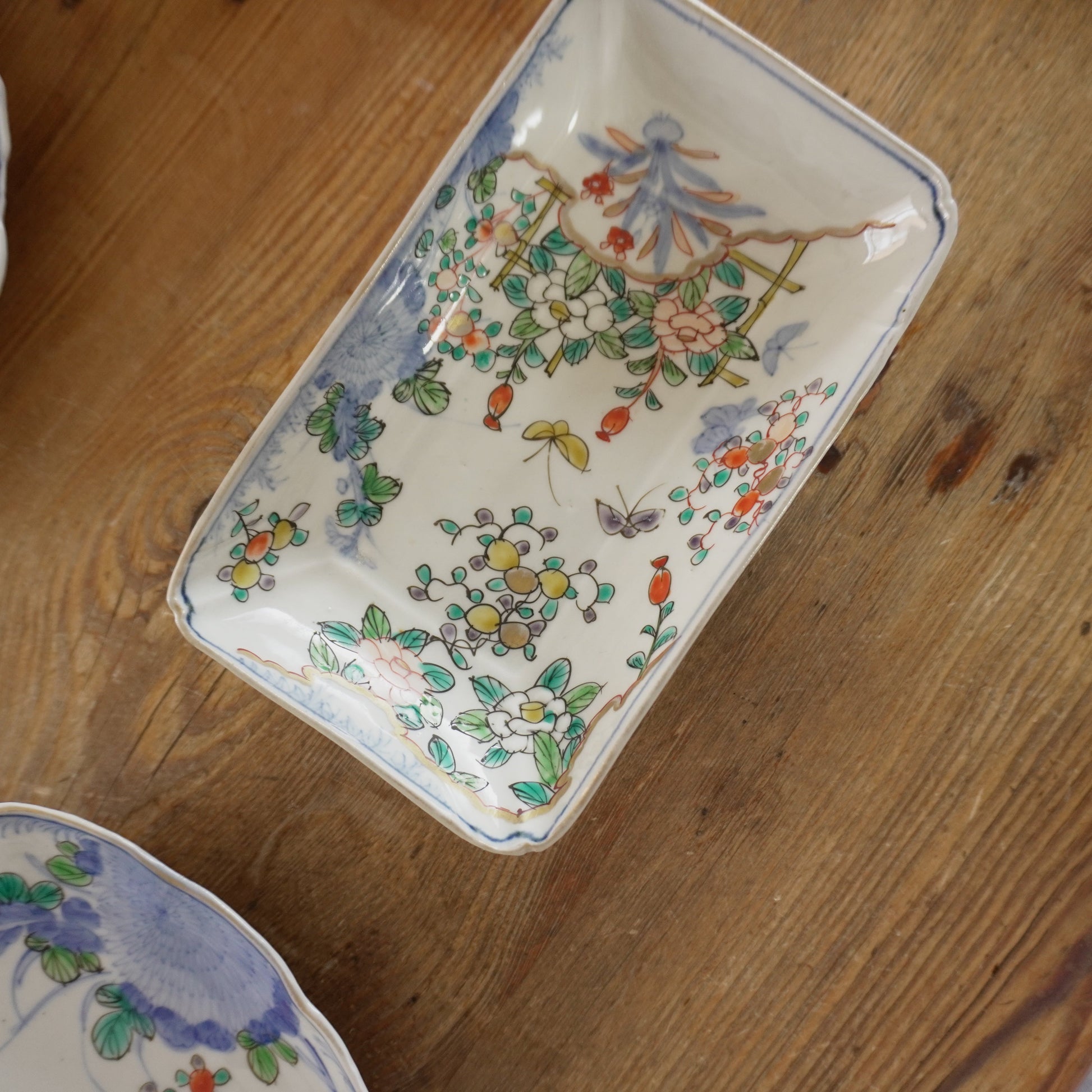 【長皿】花に蝶が舞う余白の美しい器 - Kotto Shop