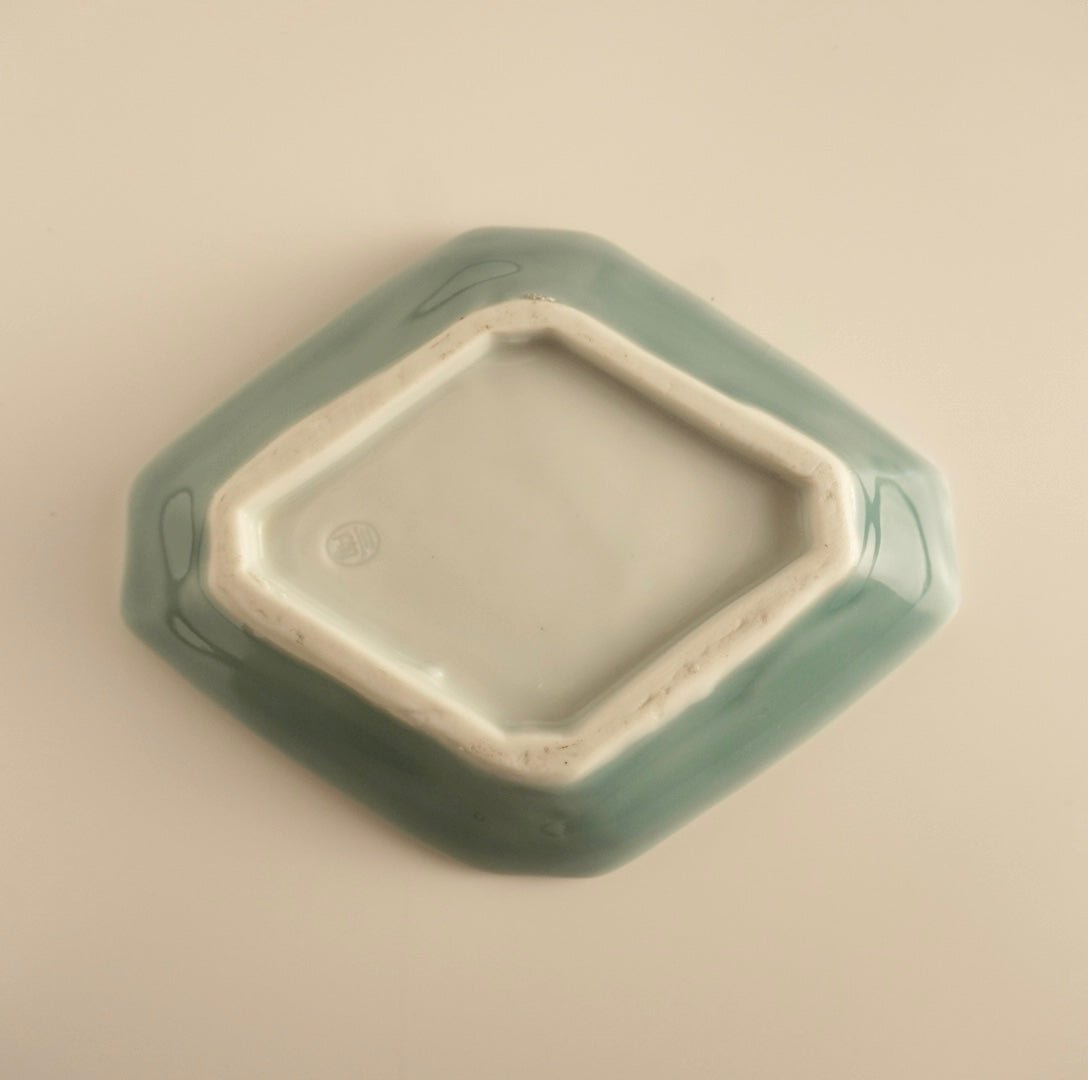 煌めく青磁の陽刻変形皿 – Kotto Shop