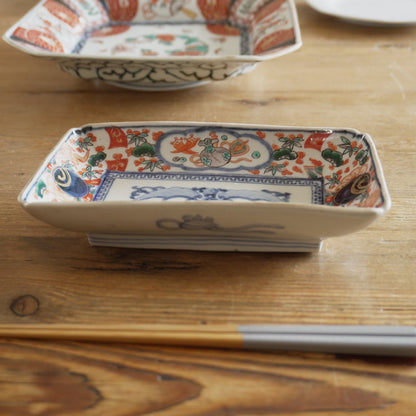 縁起の良い文様が並ぶ、賑やかな色絵の長角皿 - Kotto Shop