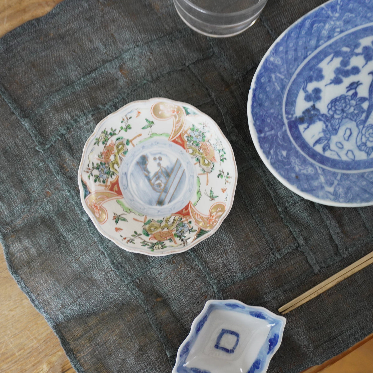 淡色の花散る色絵小皿 - Kotto Shop