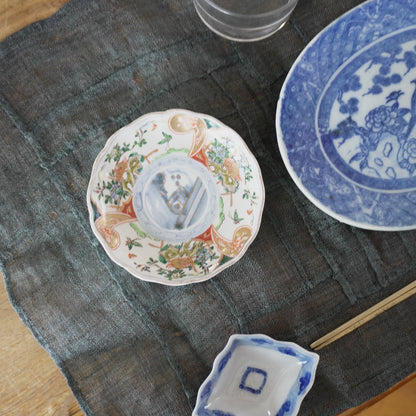 淡色の花散る色絵小皿 - Kotto Shop