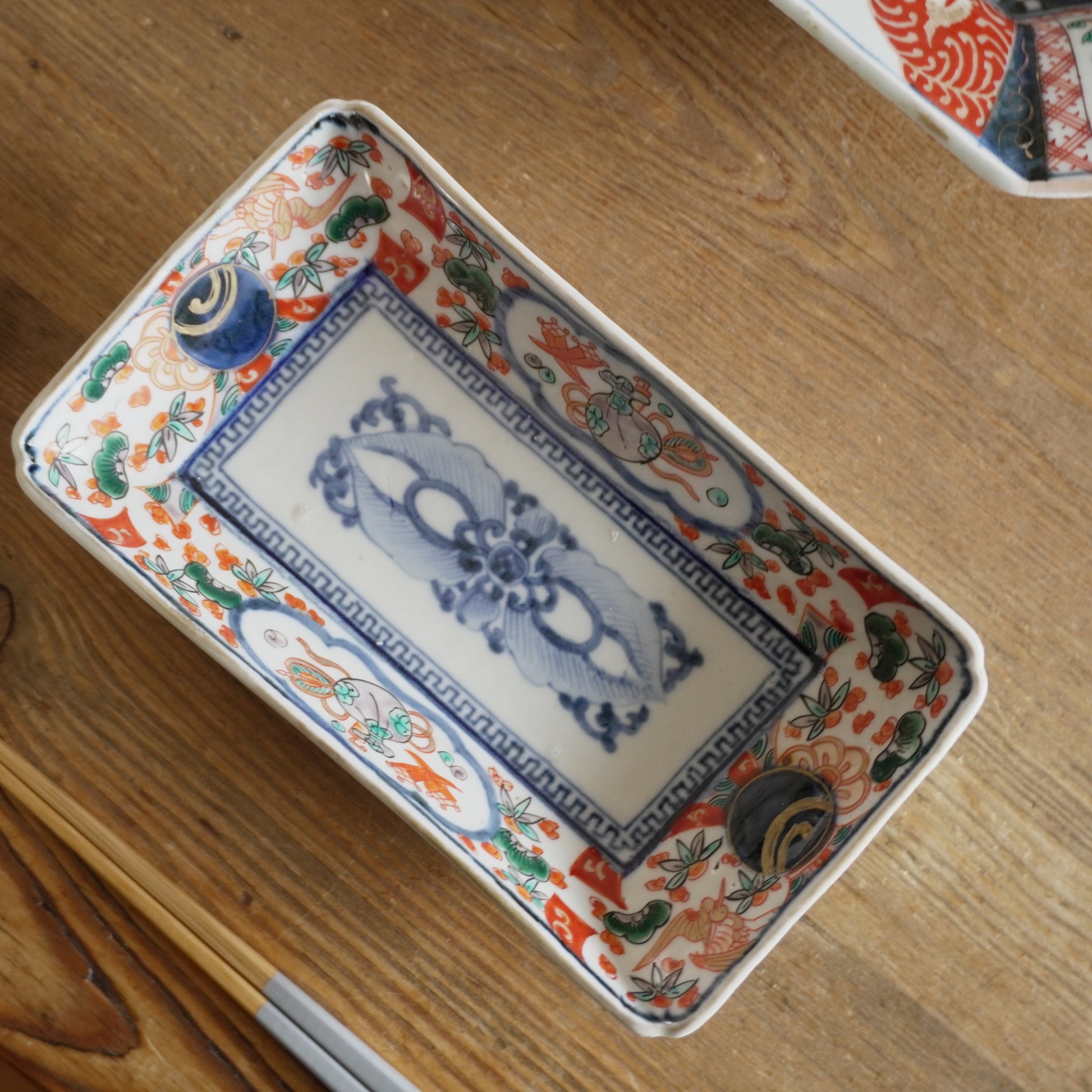 縁起の良い文様が並ぶ、賑やかな色絵の長角皿 - Kotto Shop