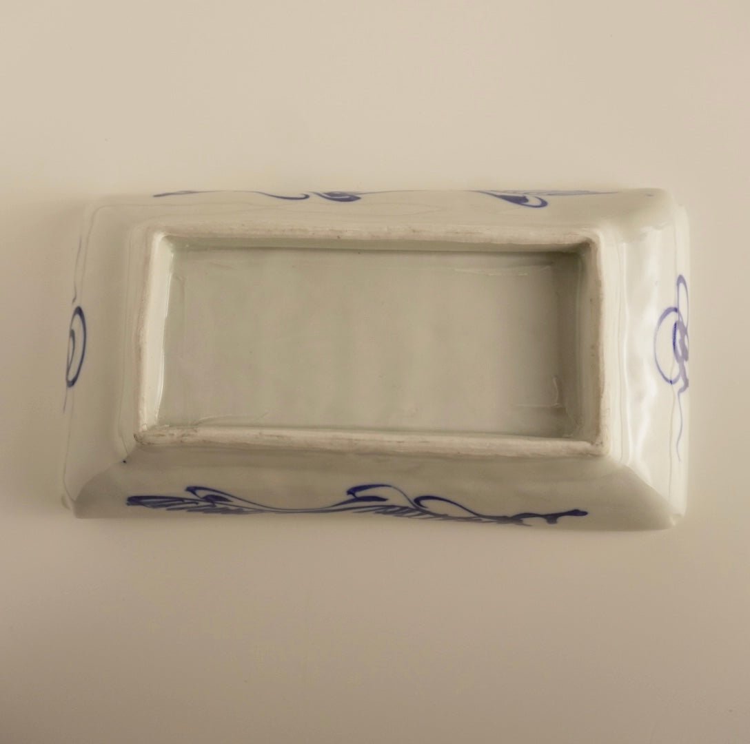 凛とした青の余白 蛸唐草図の角皿 – Kotto Shop