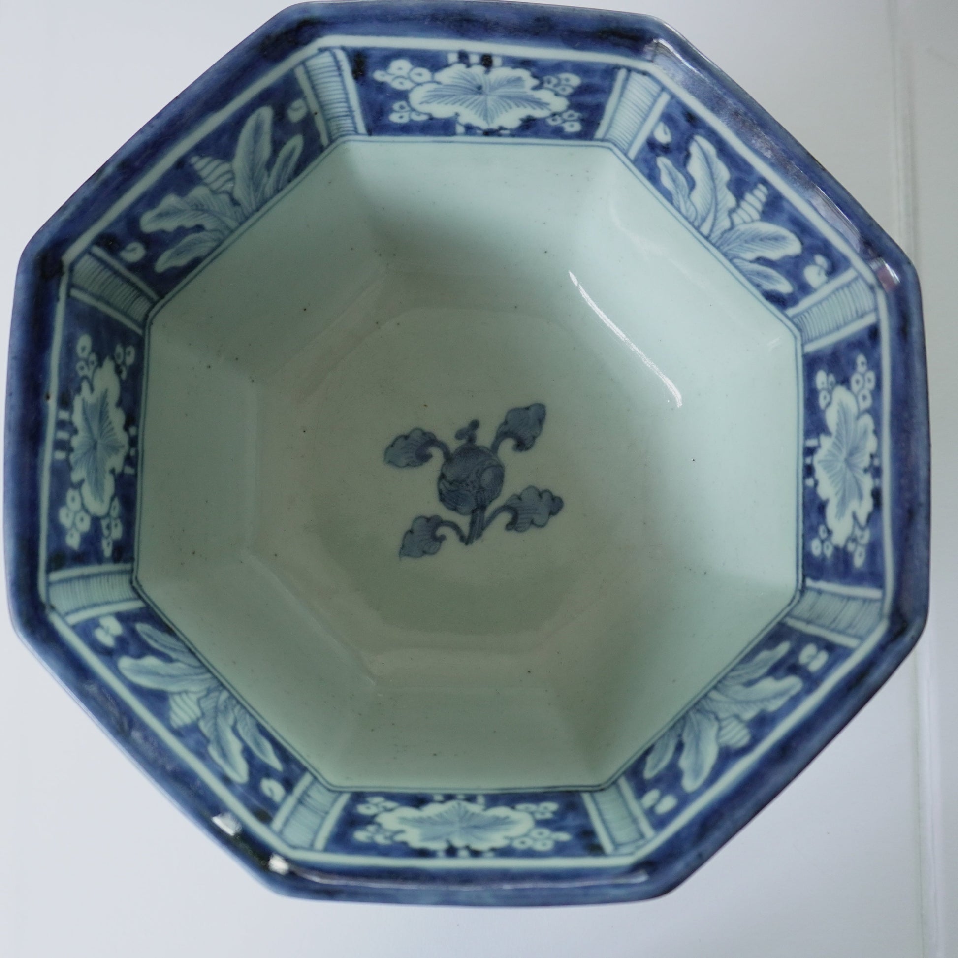 時代を感じる藍が美しい染付八角中鉢 - Kotto Shop