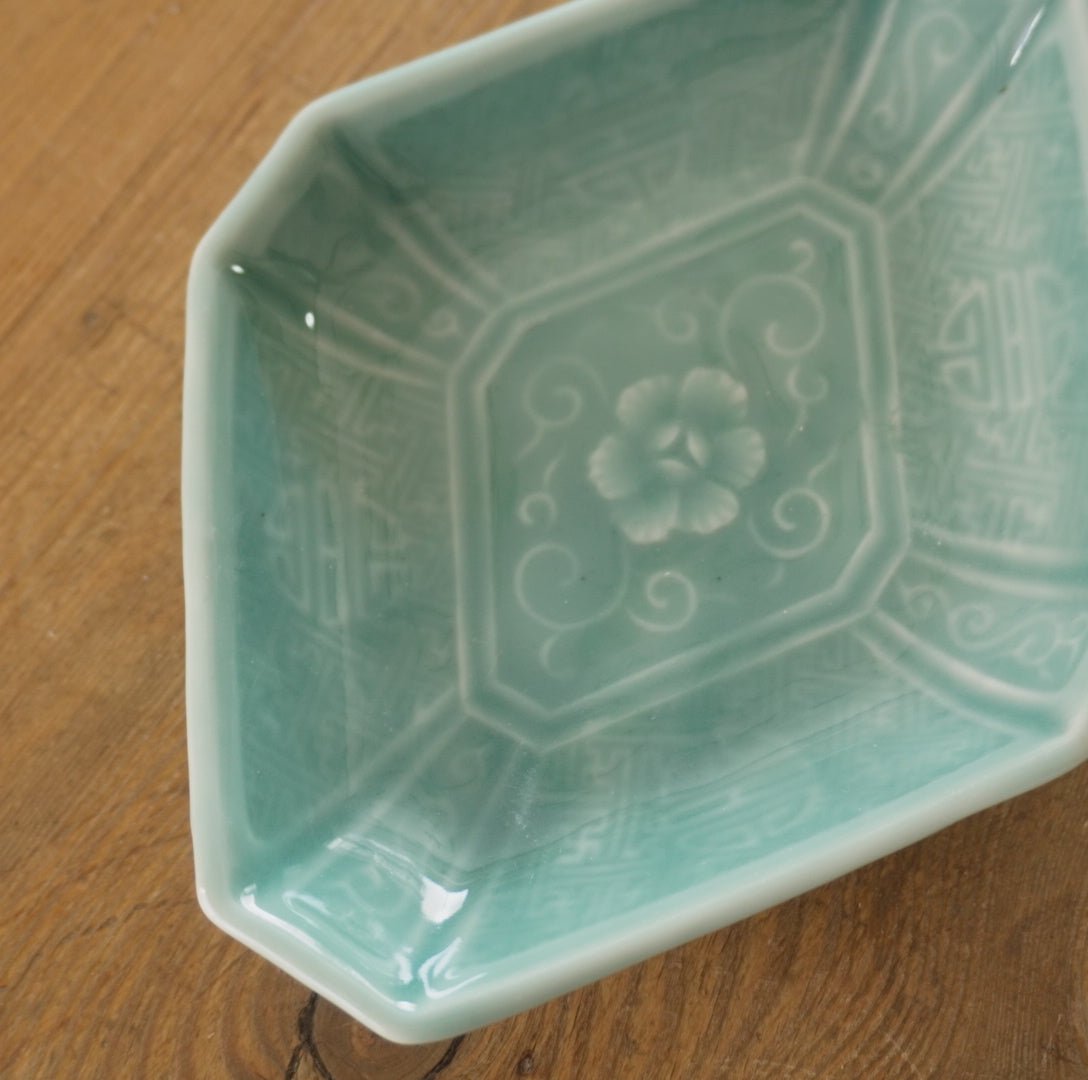 三田青磁 陽刻 鹿の図 変形小皿 江戸後期 骨董品 2枚セット 三田青磁 陽刻 鹿の図 変形小皿 江戸後期 骨董品 2枚セット Yahoo!