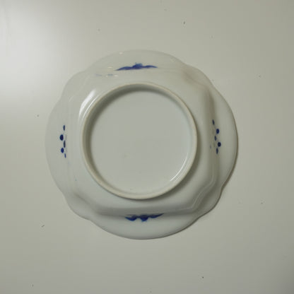 映える菊花文様の染付変形皿 - Kotto Shop