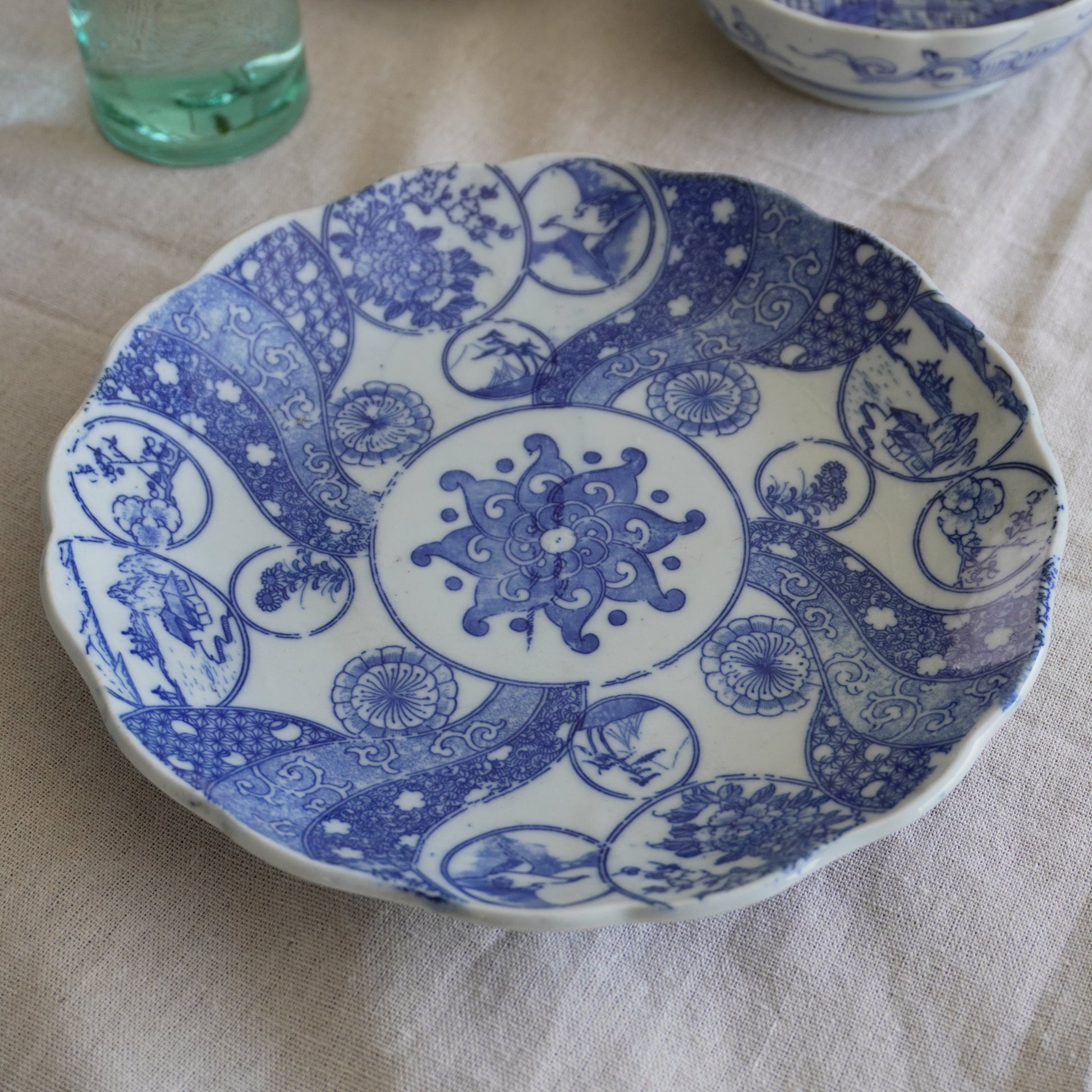 ブルーのコントラストがおしゃれな印判大皿 - Kotto Shop