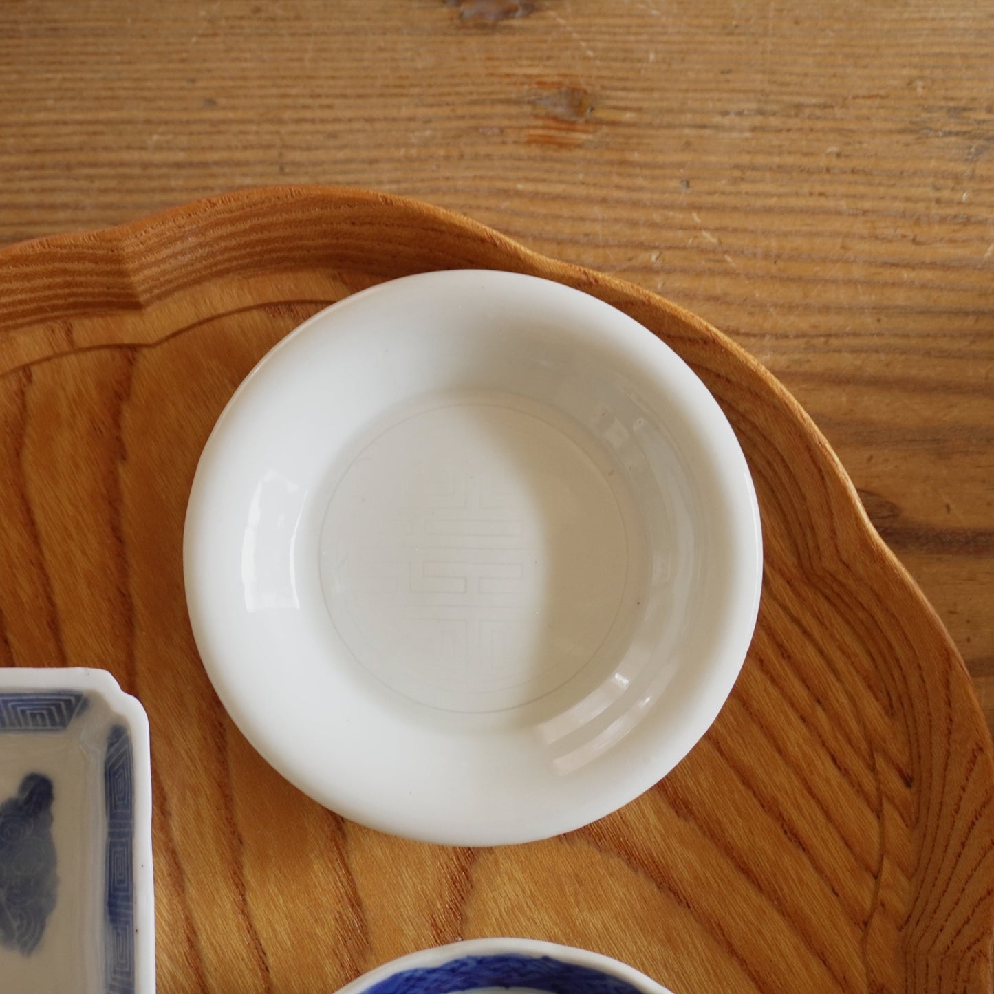 寿の文字が浮かぶ白磁小皿 - Kotto Shop