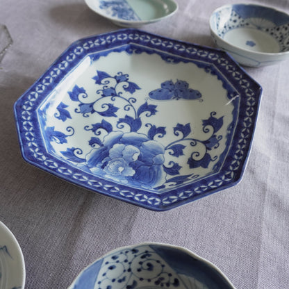 舞う蝶と牡丹が食卓を華やがせる、染付の八角皿 - Kotto Shop