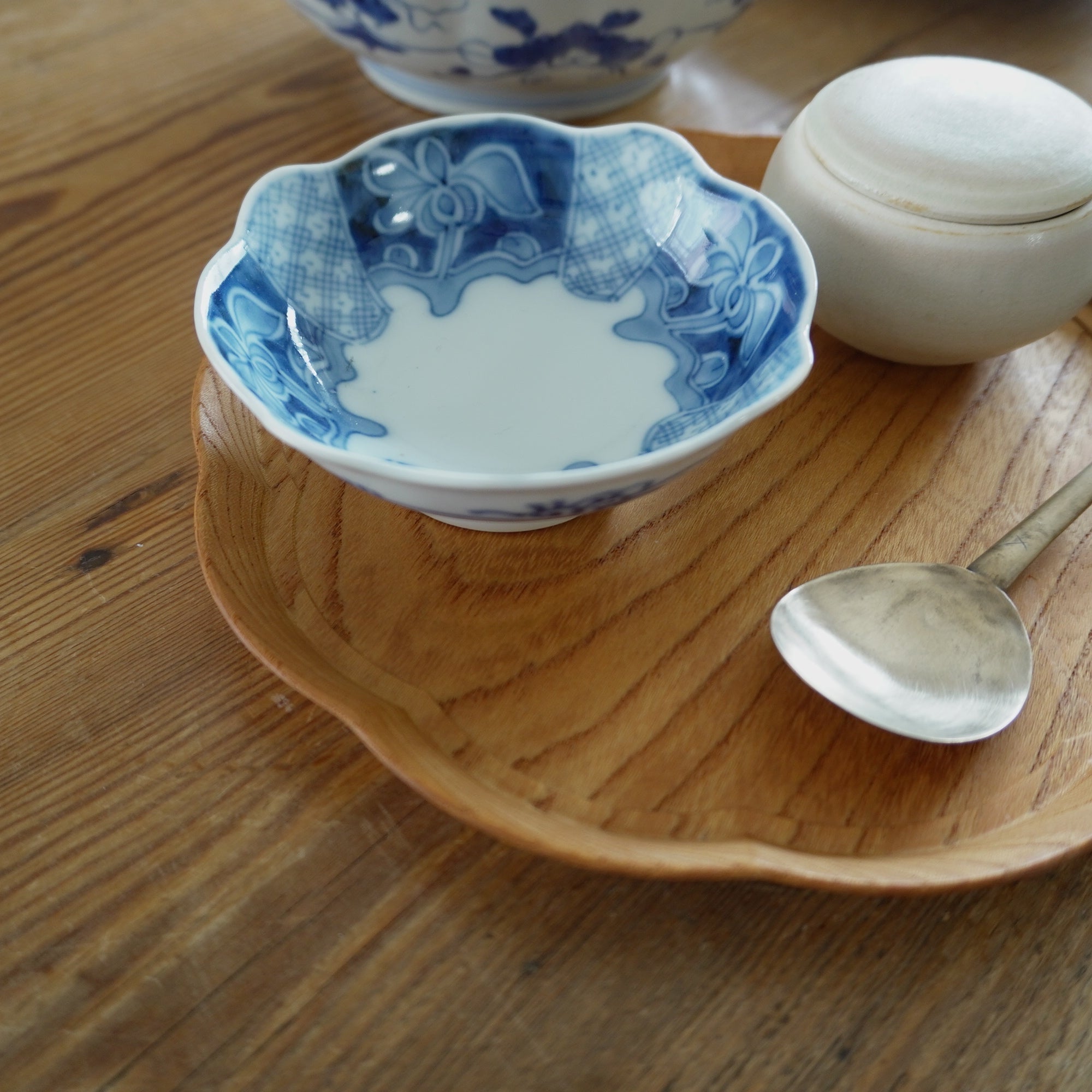 花唐草めぐる染付小鉢 – Kotto Shop