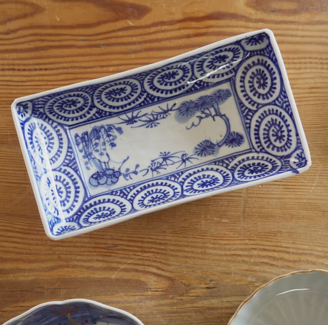 凛とした青の余白 蛸唐草図の角皿 - Kotto Shop
