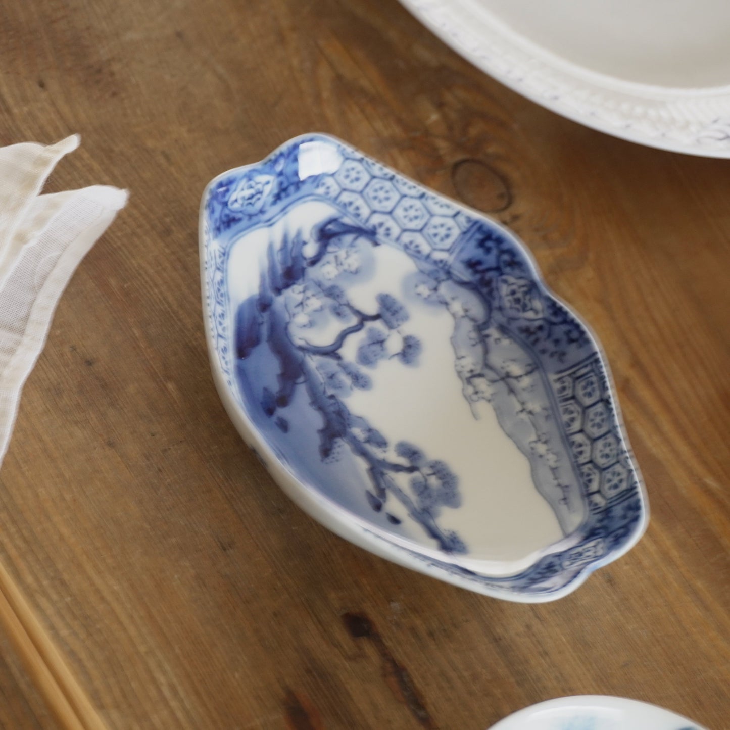 華やかに彩る染付変形皿 - Kotto Shop