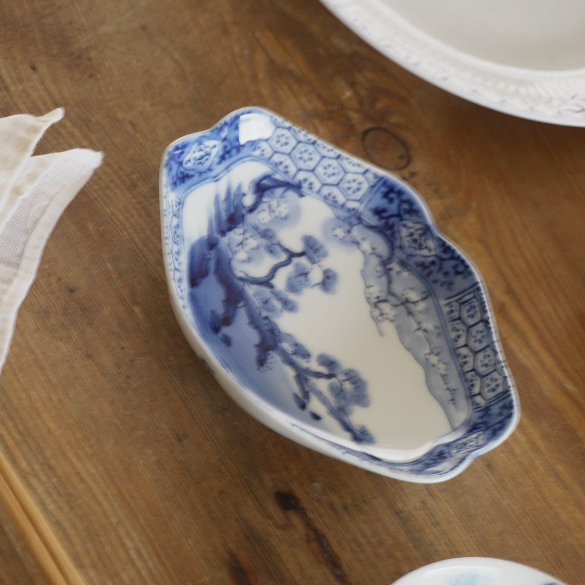 華やかに彩る染付変形皿 - Kotto Shop