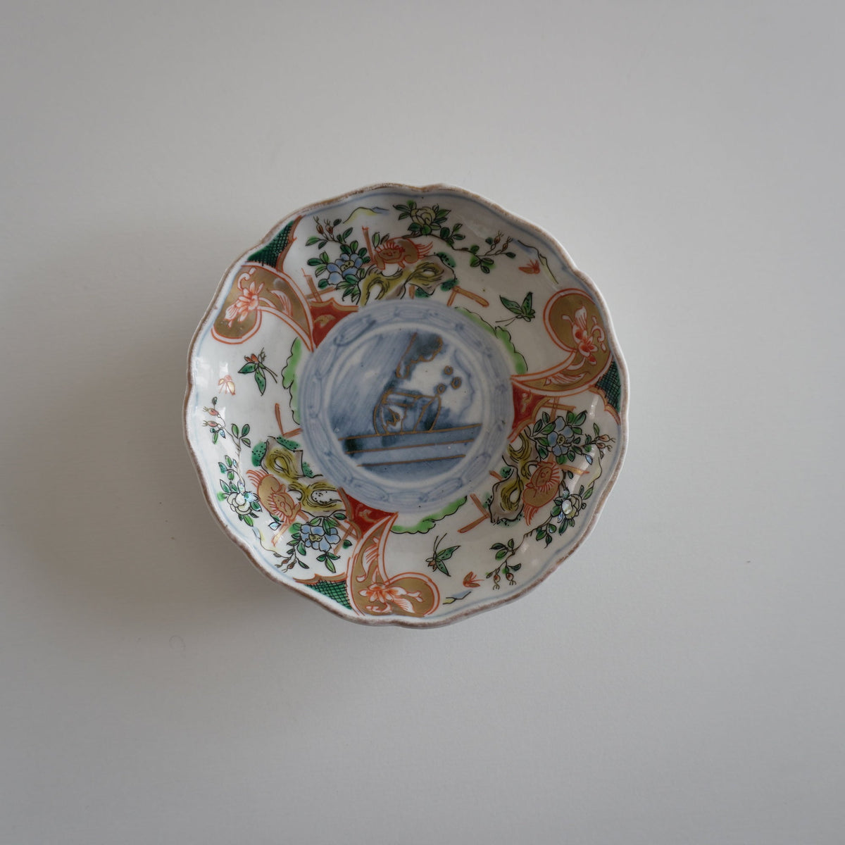 淡色の花散る色絵小皿 - Kotto Shop