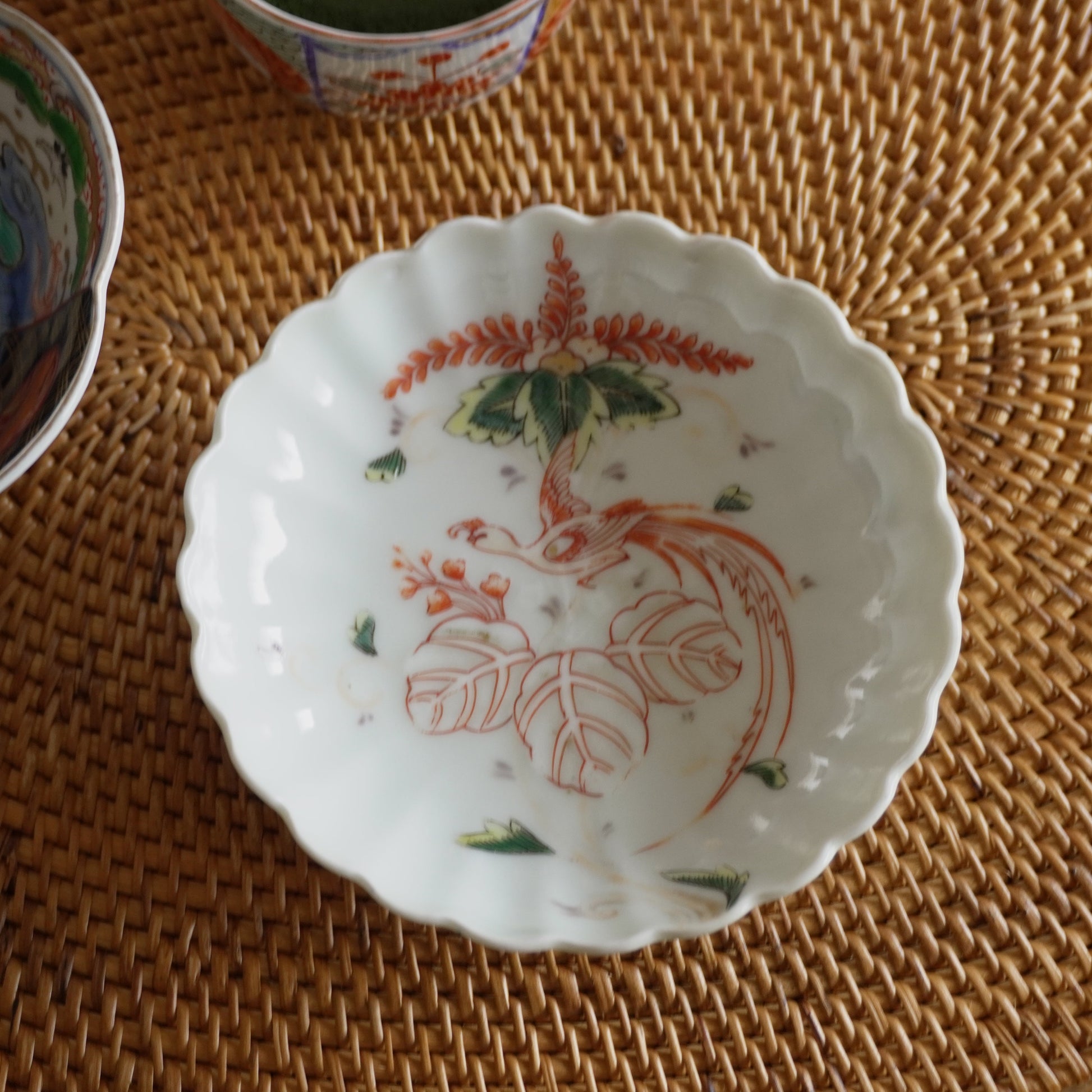やわらかな白に舞う、赤絵の鳳凰小皿 - Kotto Shop