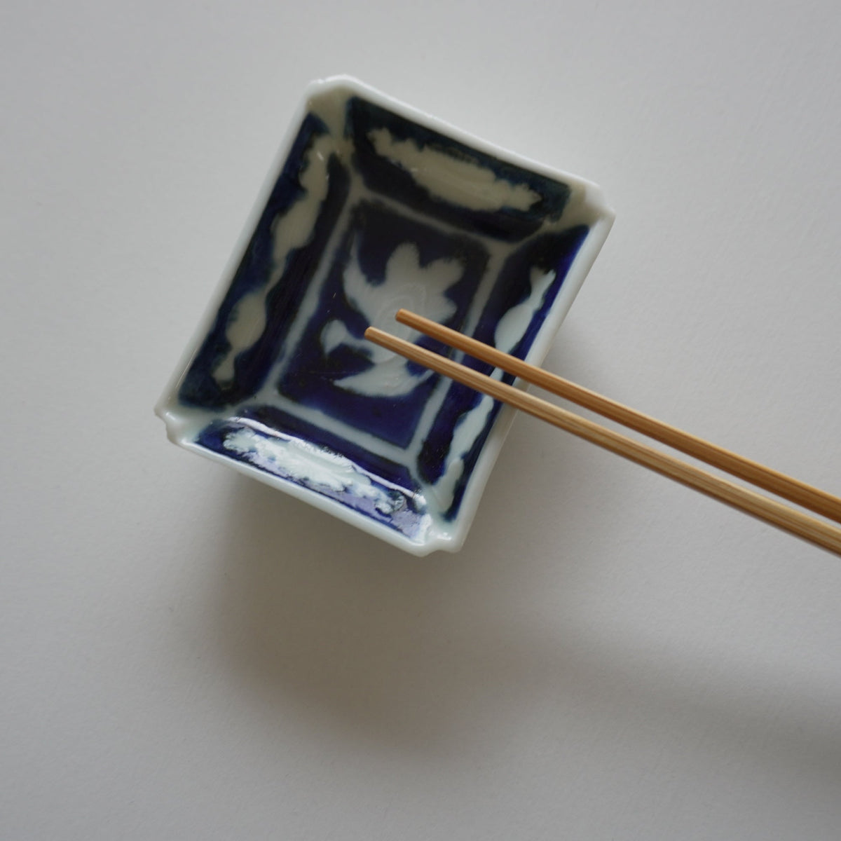 白抜きの鳥が舞う陽刻角豆皿 - Kotto Shop