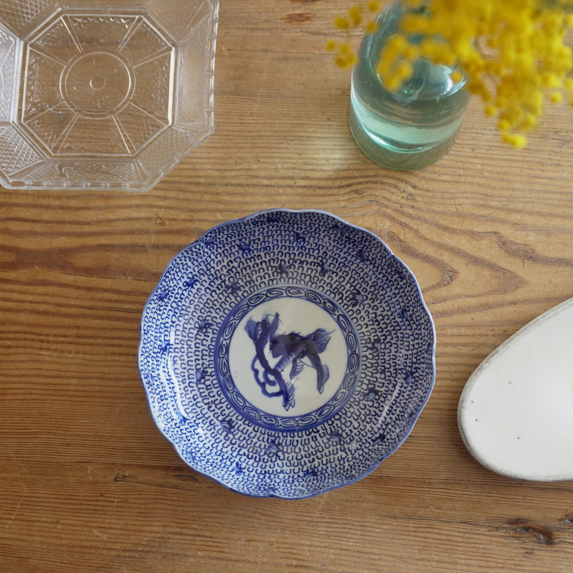 麒麟が描かれた微塵唐草の輪花深皿 - Kotto Shop