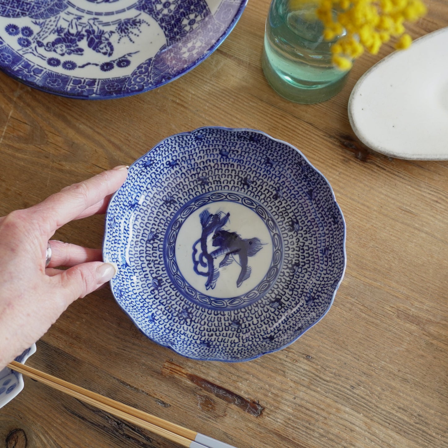 麒麟が描かれた微塵唐草の輪花深皿 - Kotto Shop