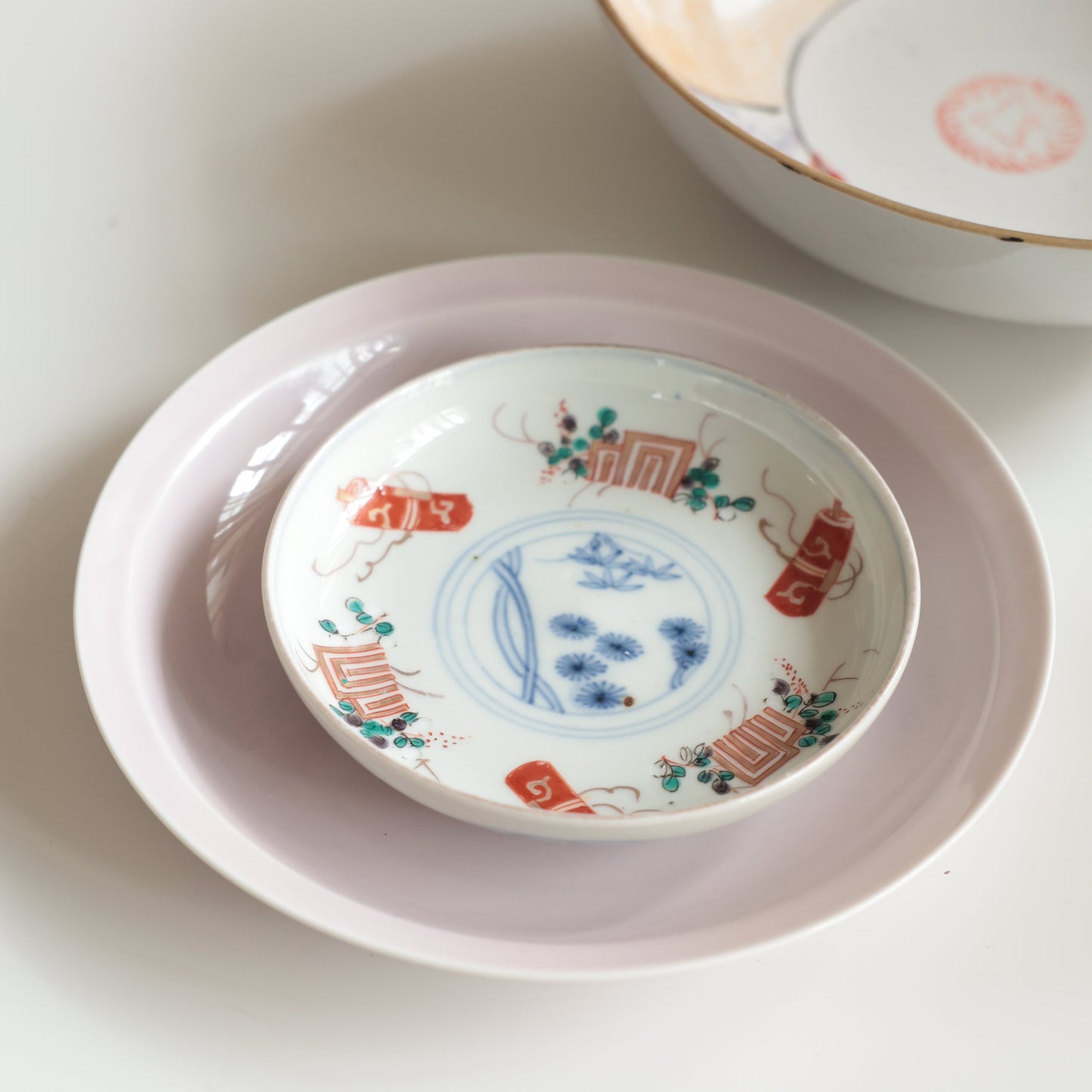 可愛い色合いの赤絵巻物小皿 - Kotto Shop