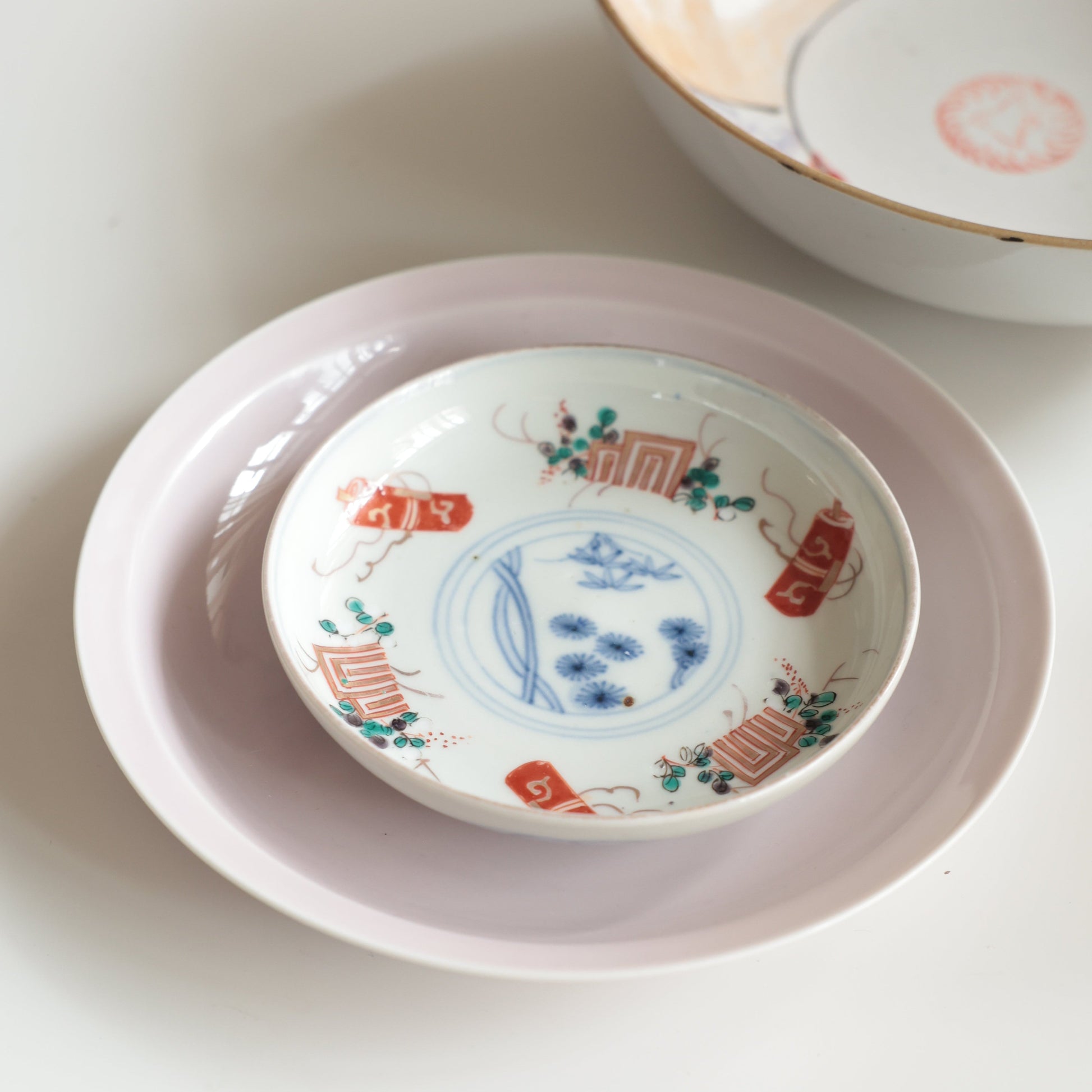 可愛い色合いの赤絵巻物小皿 - Kotto Shop