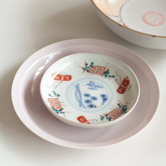可愛い色合いの赤絵巻物小皿 - Kotto Shop