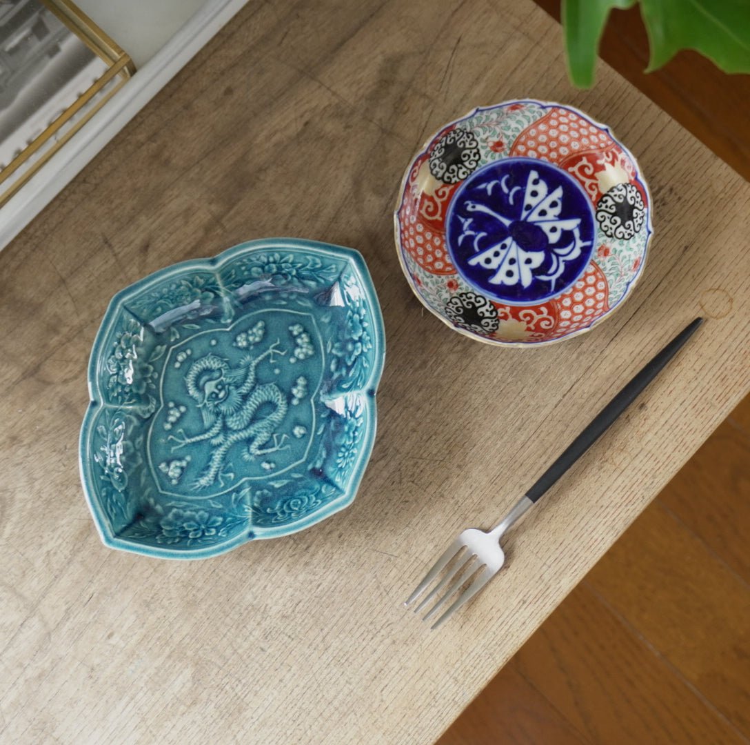 瑠璃色の龍図陽刻変形皿 - Kotto Shop