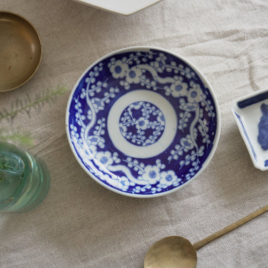 藍に咲く白梅の中皿 - Kotto Shop