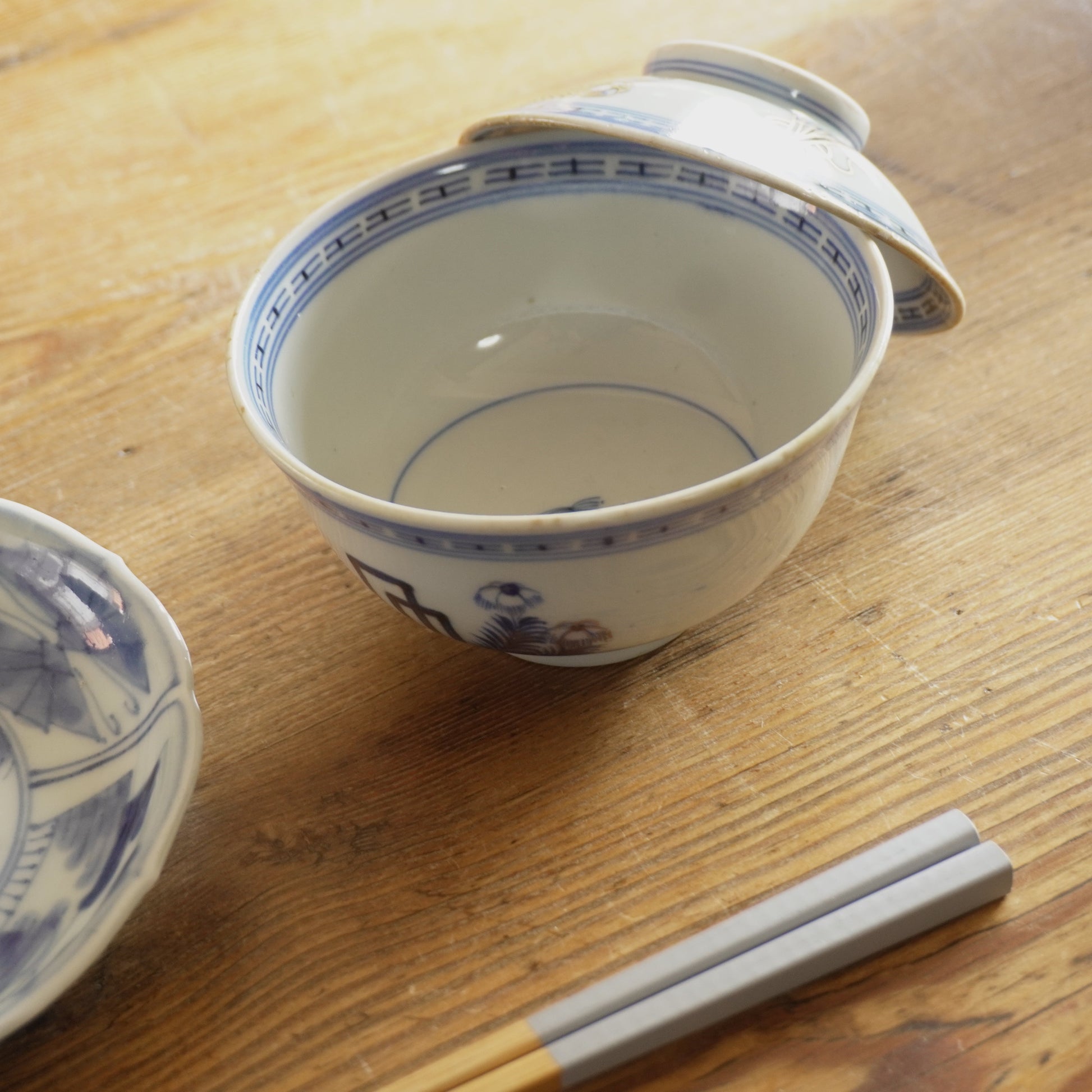 金彩と染付の小ぶりなお茶碗 - Kotto Shop