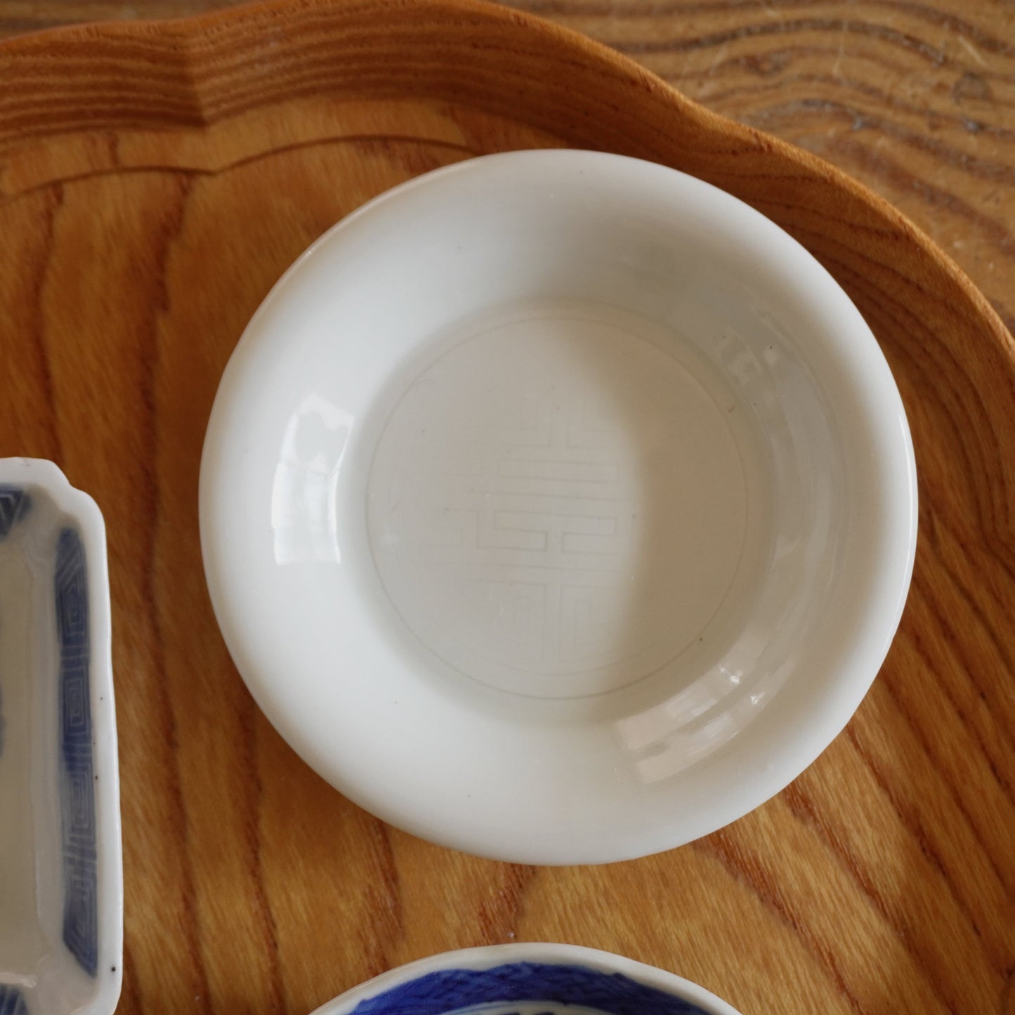 寿の文字が浮かぶ白磁小皿 - Kotto Shop