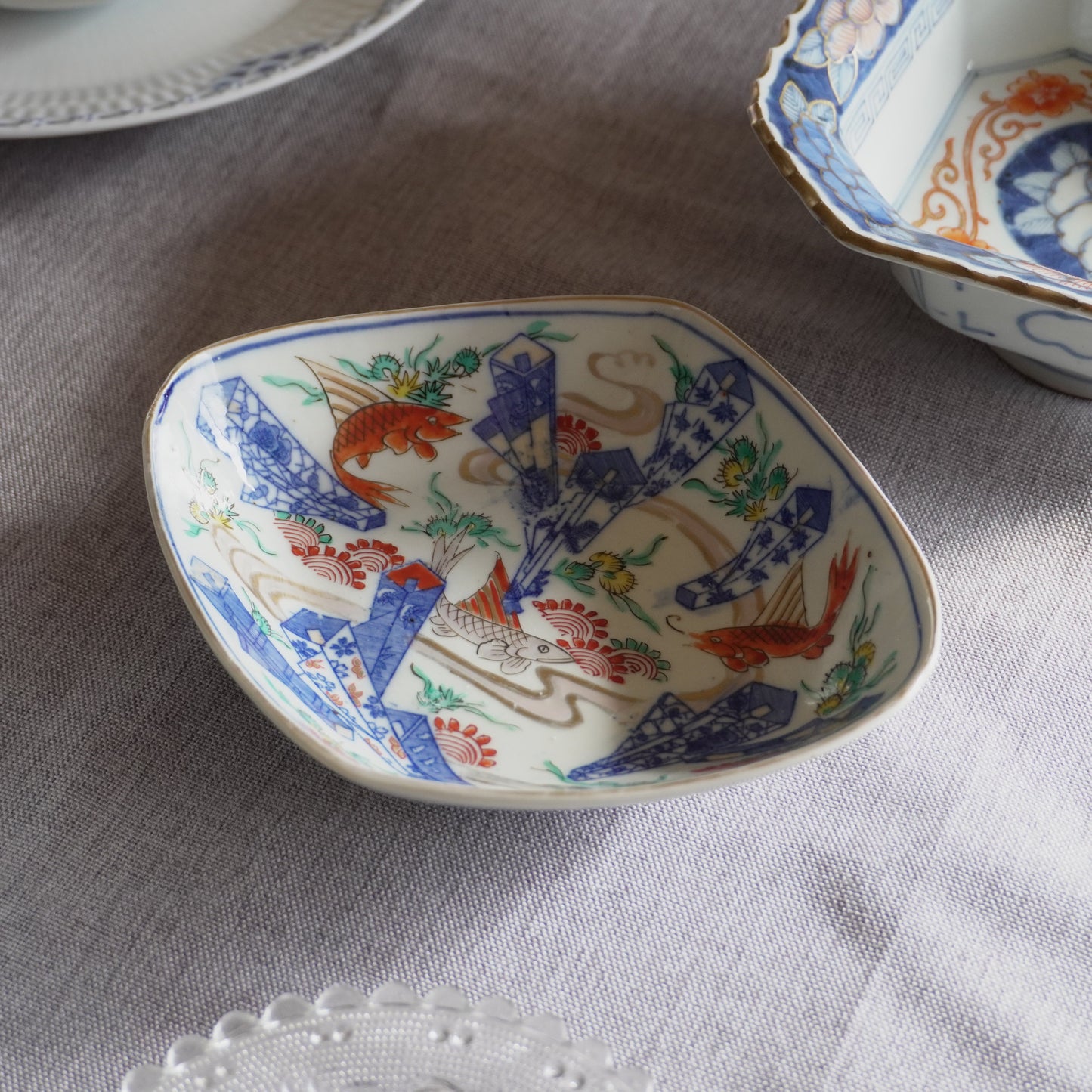 爽やかな色味の魚に熨斗の描かれた菱皿 - Kotto Shop