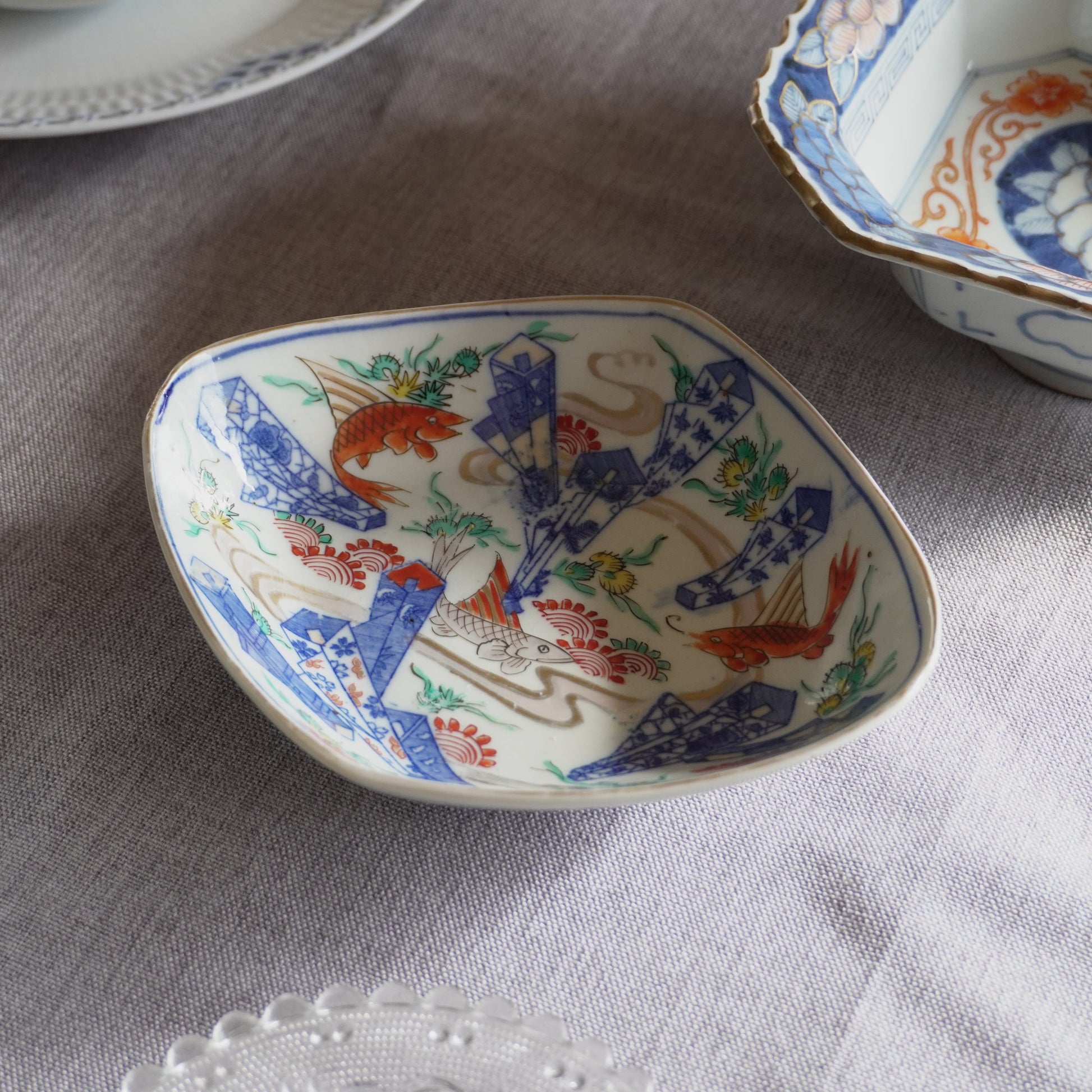 爽やかな色味の魚に熨斗の描かれた菱皿 - Kotto Shop