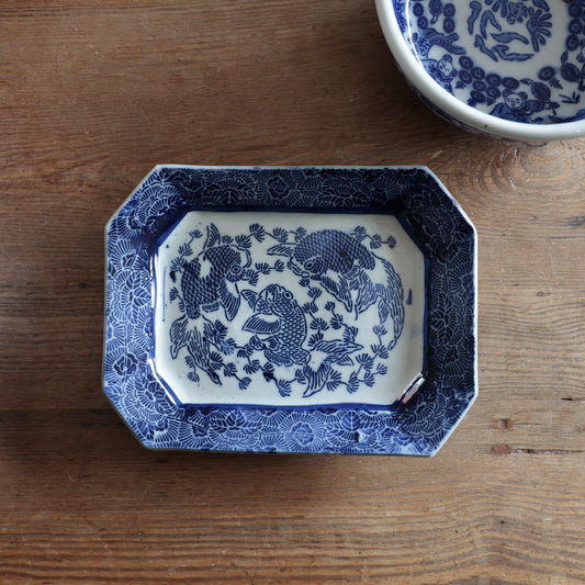 三匹の鯉踊る藍の角皿 - Kotto Shop