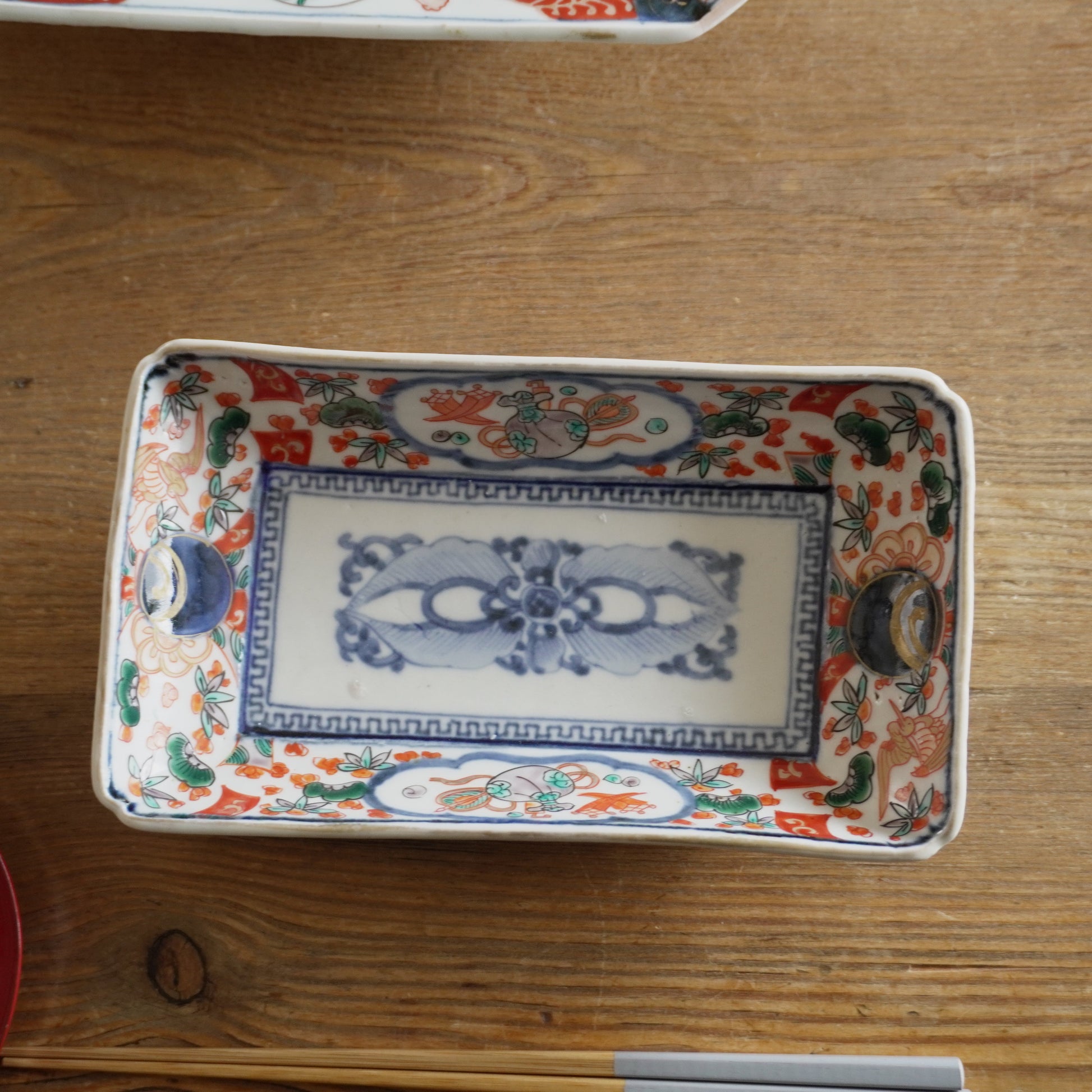 縁起の良い文様が並ぶ、賑やかな色絵の長角皿 - Kotto Shop