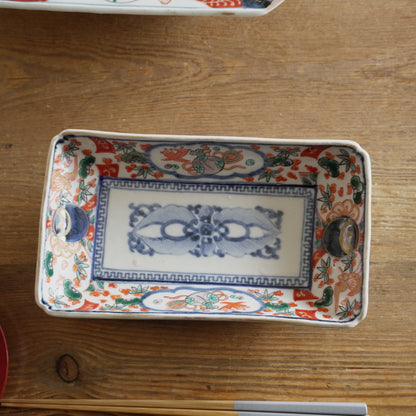 縁起の良い文様が並ぶ、賑やかな色絵の長角皿 - Kotto Shop