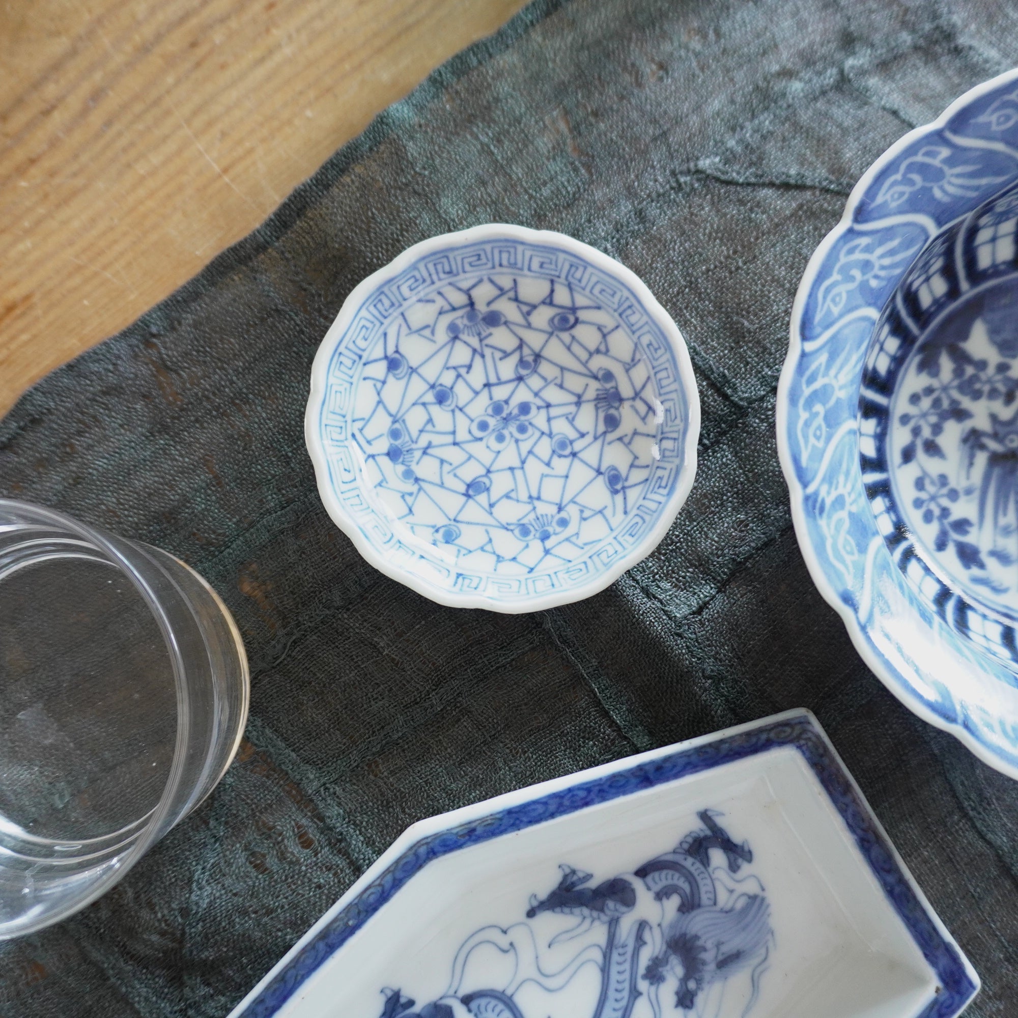 藍の風景広がる変形大皿 – Kotto Shop