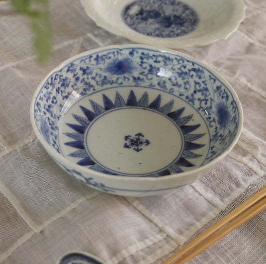 静かな華やぎ 古伊万里 花唐草のなます皿 - Kotto Shop