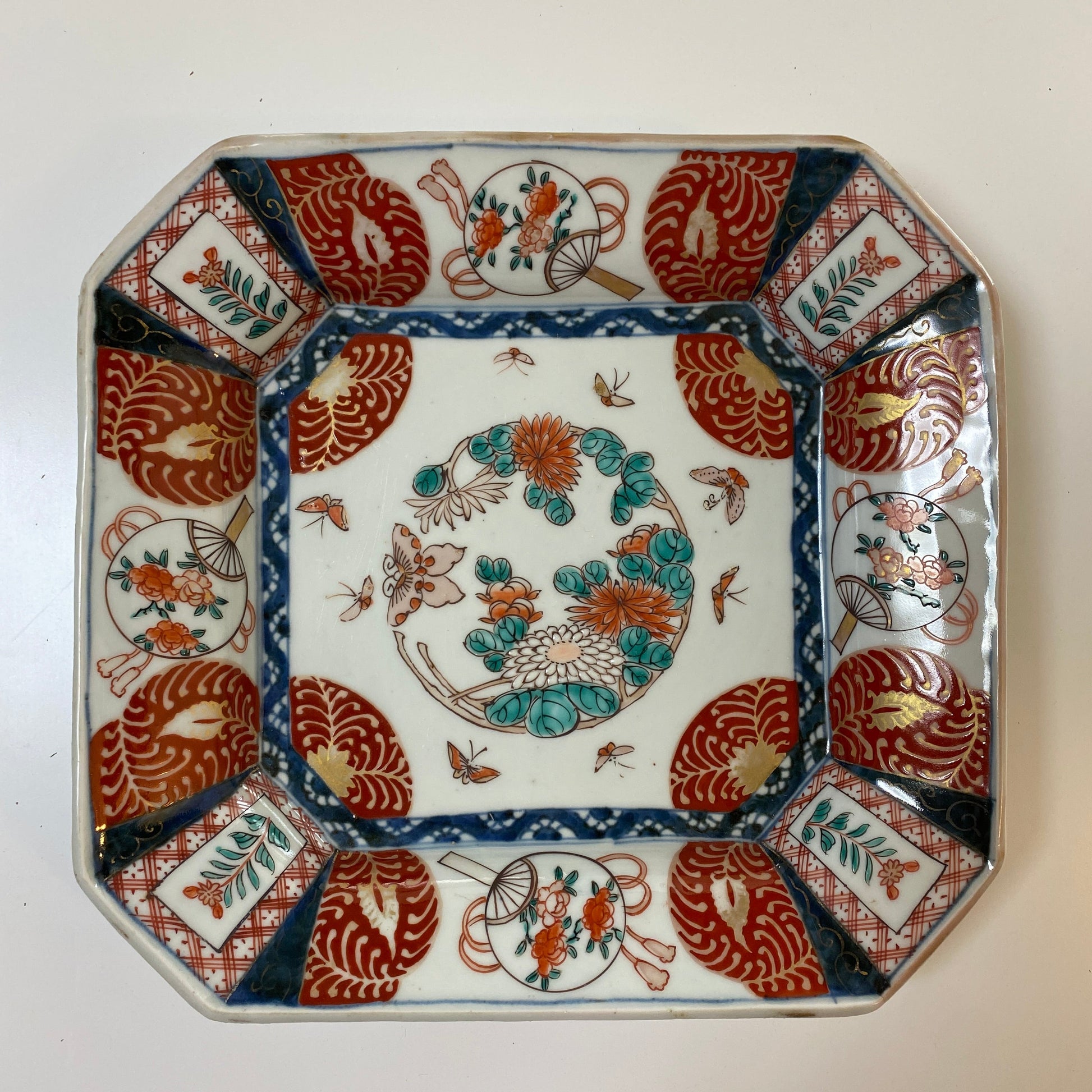 心が弾む、色絵の隅切四角皿 - Kotto Shop