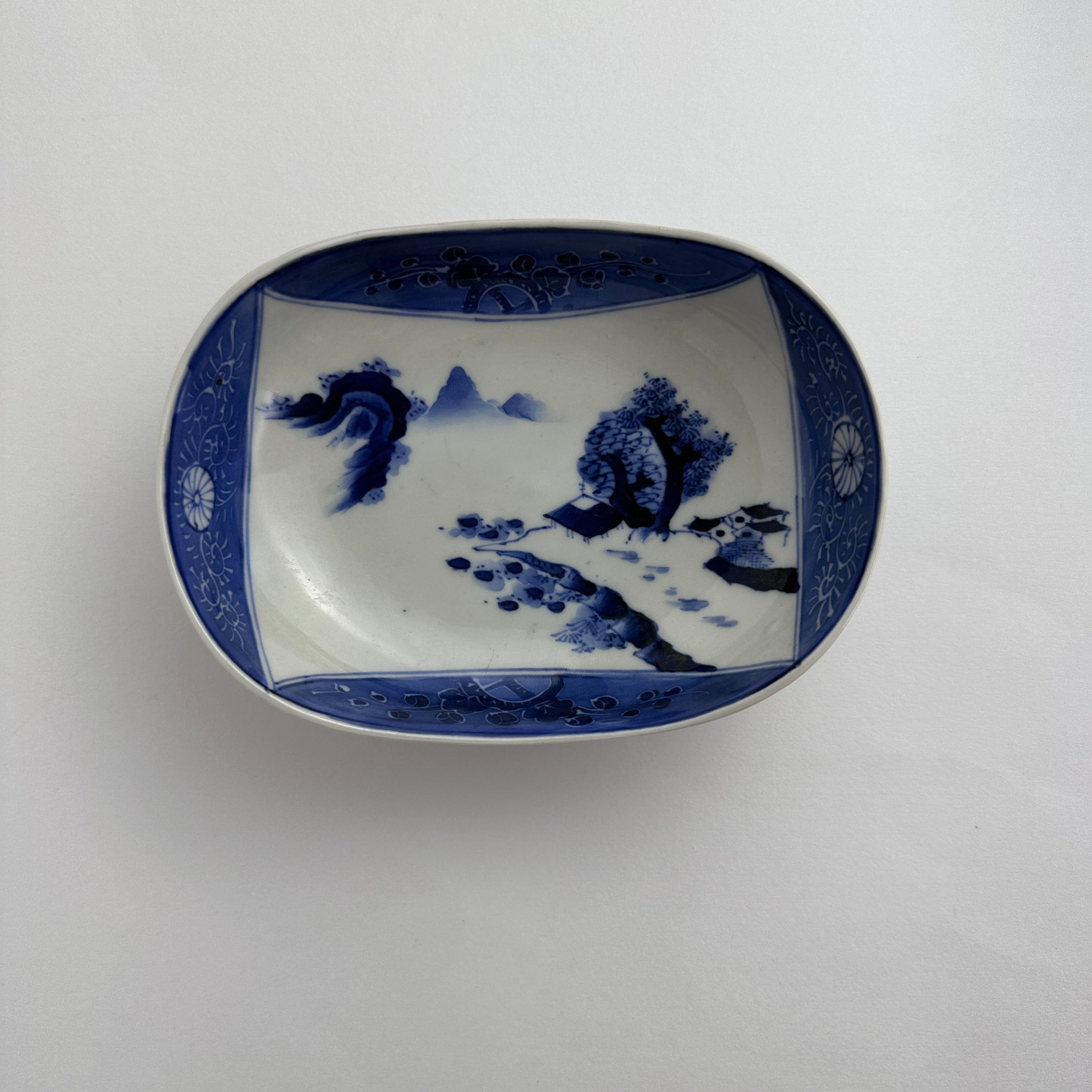 山水図の柔らかな染付楕円皿 – Kotto Shop