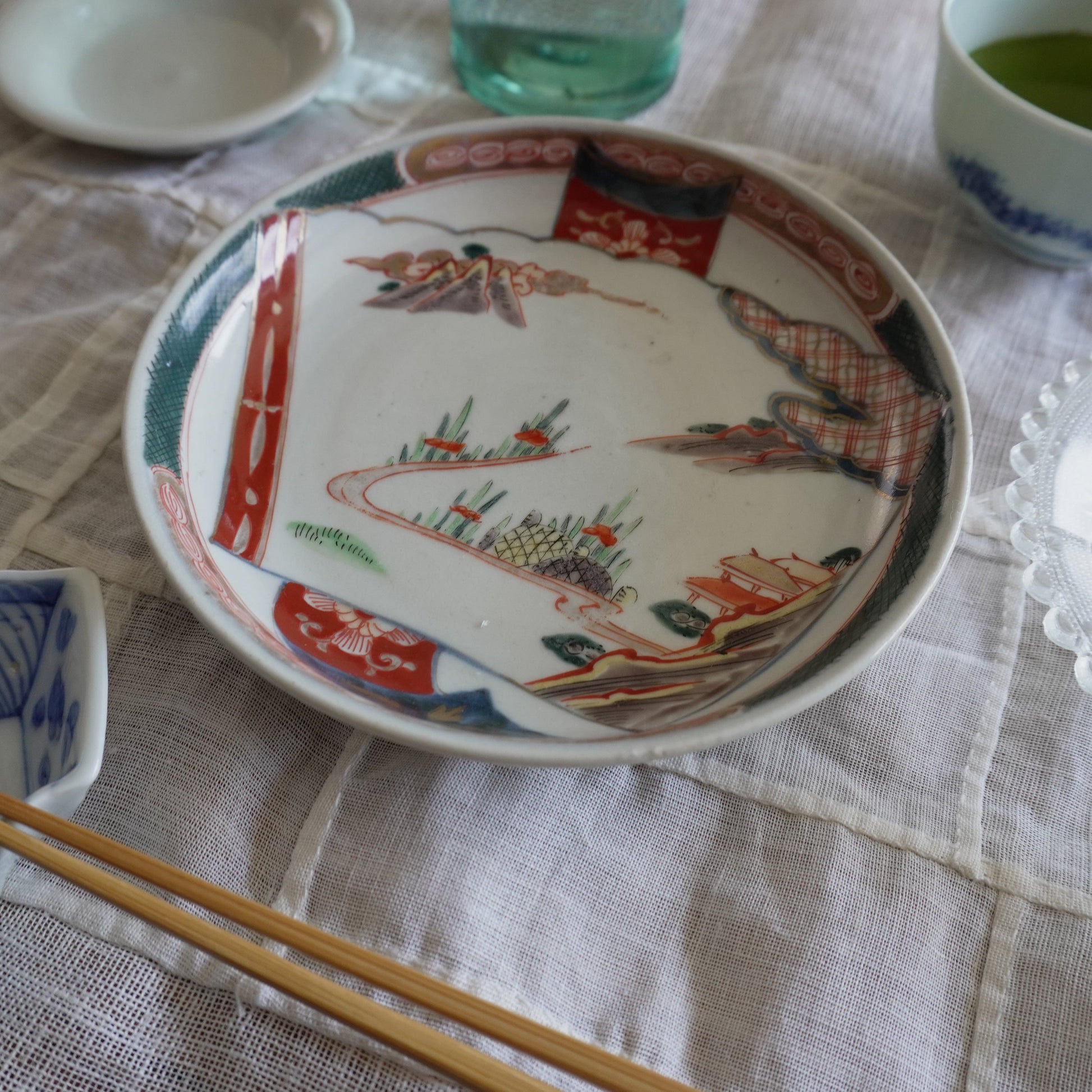 彩り豊かな余白のある古伊万里中皿 - Kotto Shop