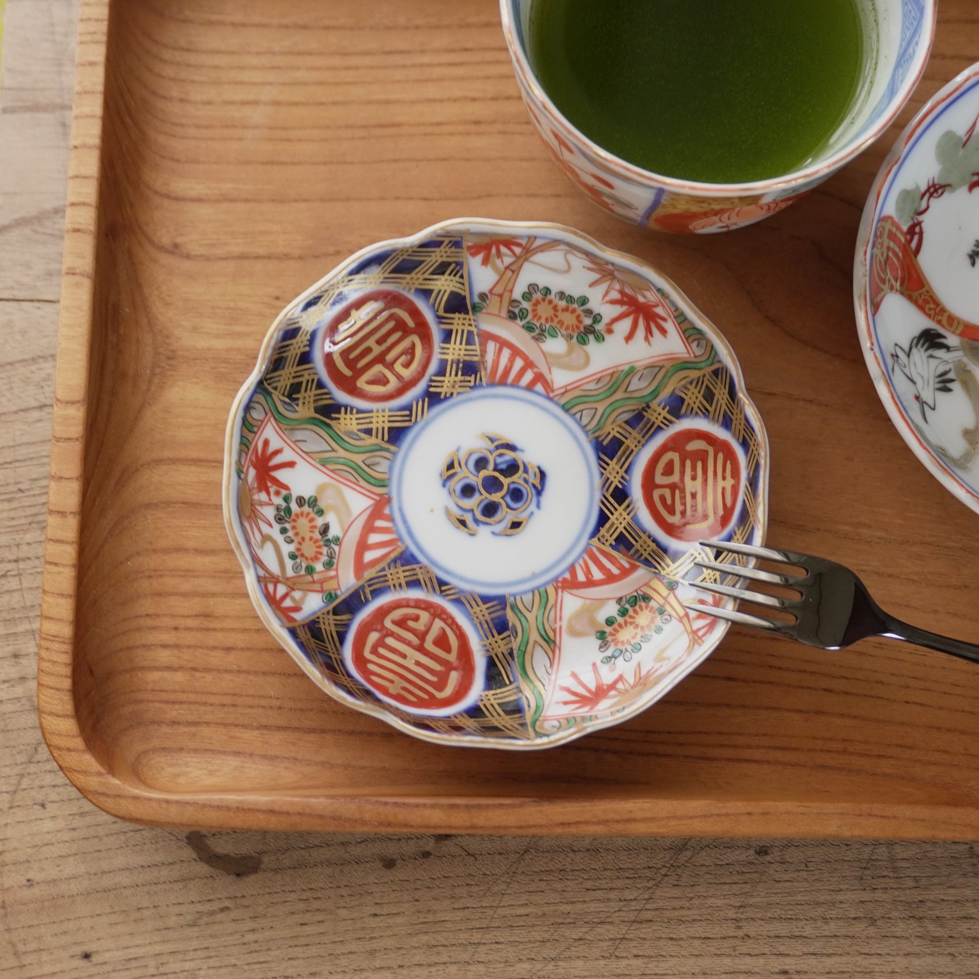 吉祥紋が華やぐ、色絵小皿 - Kotto Shop