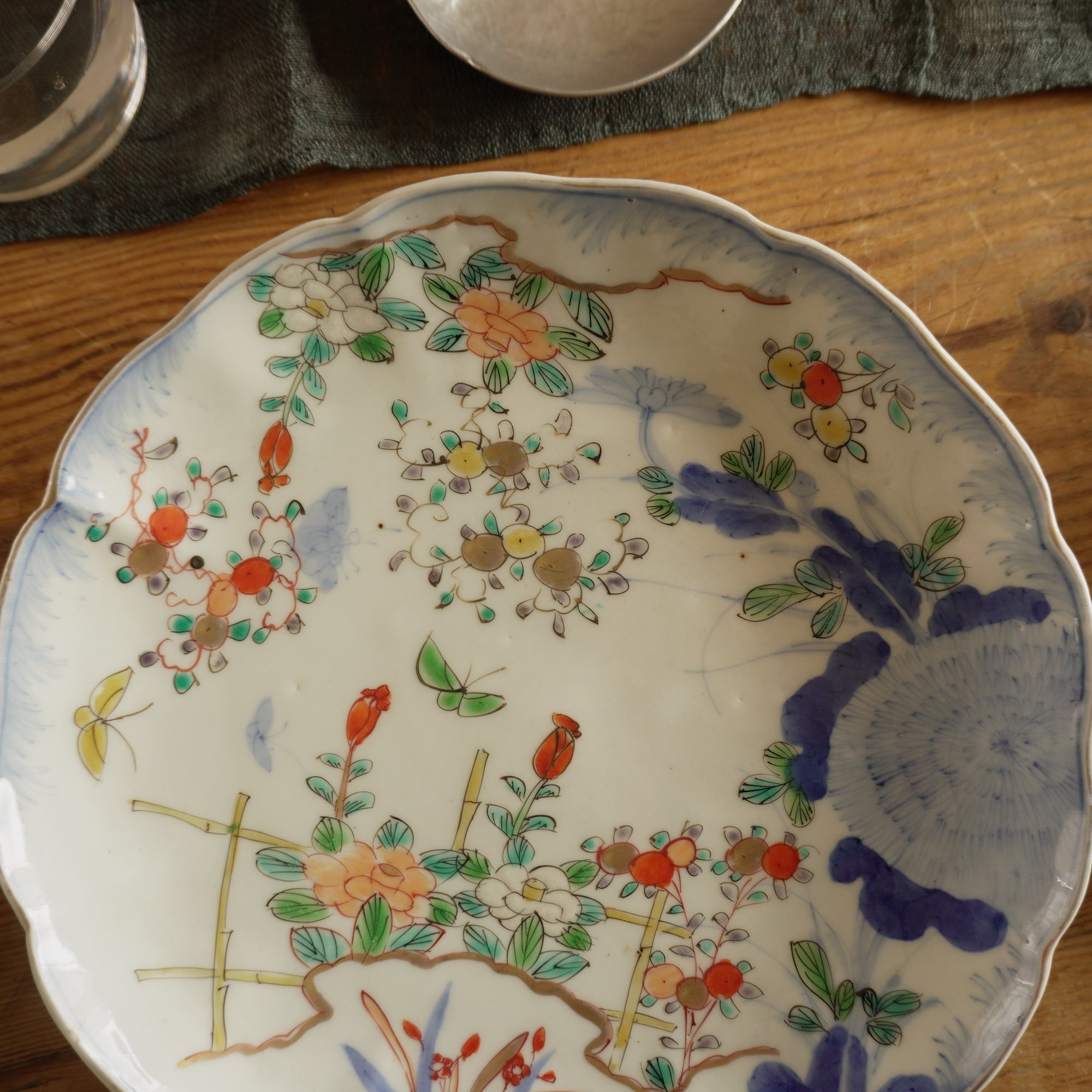 間取り花絵尺1寸大皿 蝶舞う花図色絵大皿 – Kotto Shop