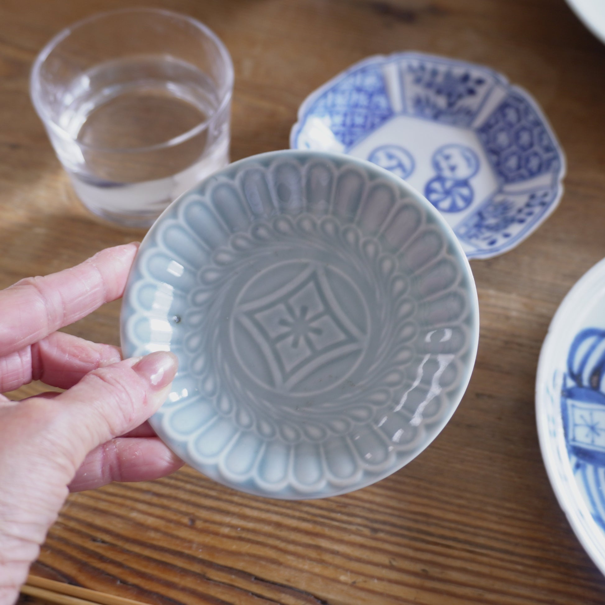 淡く澄んだ水色の陽刻小皿 - Kotto Shop