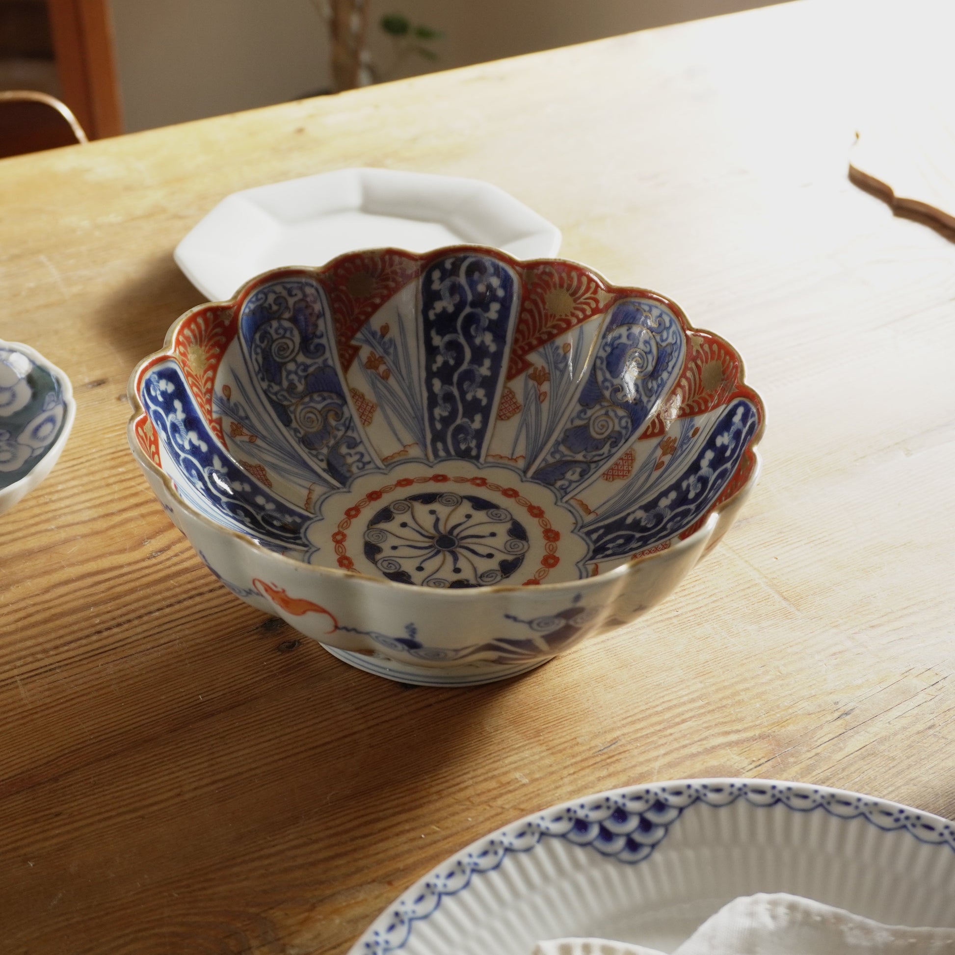 華やぎを纏う 色絵の輪花鉢 - Kotto Shop