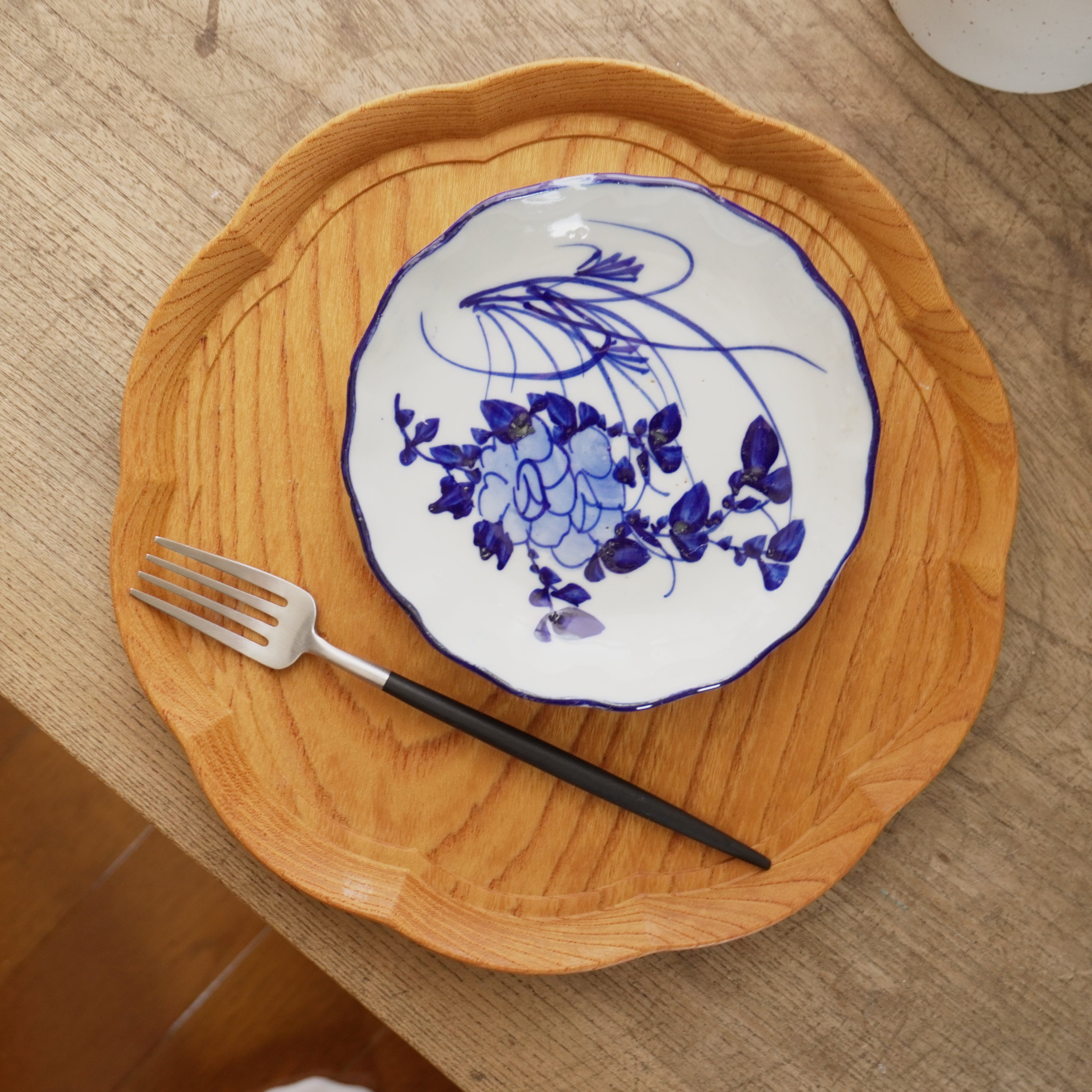 洋風にもなる、染付バラ文様中皿 – Kotto Shop