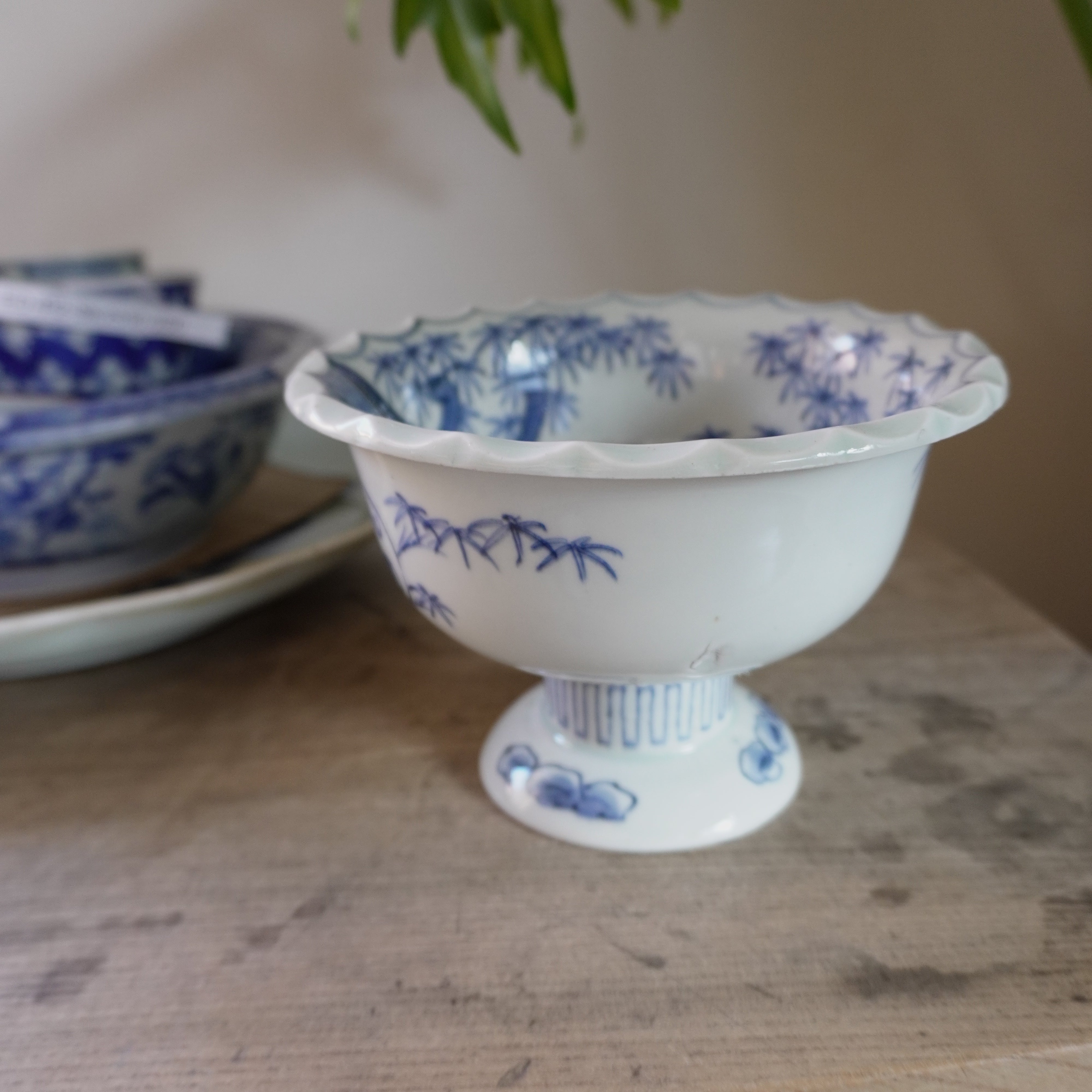 書院から見える景色を描いた染付盃洗 – Kotto Shop