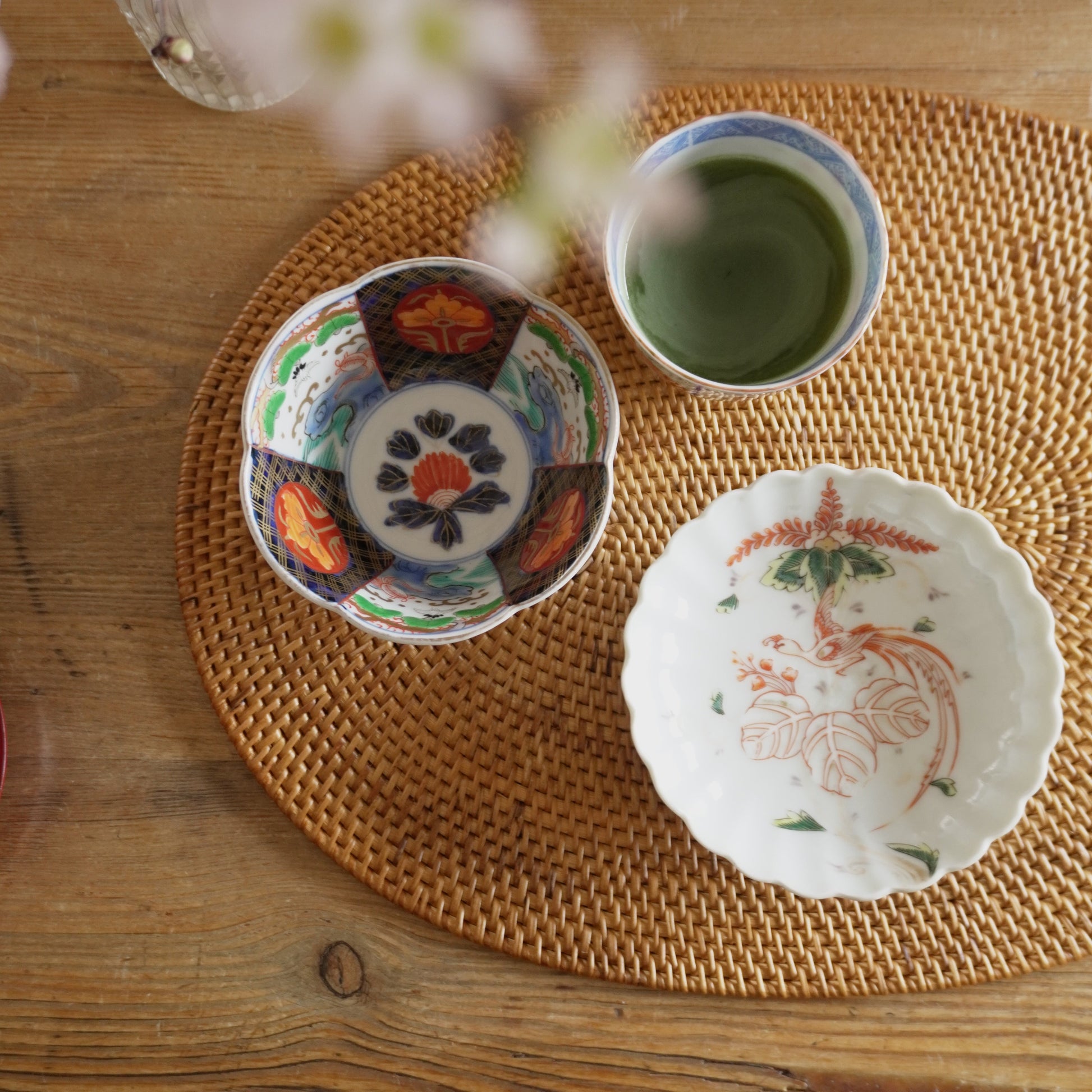 やわらかな白に舞う、赤絵の鳳凰小皿 - Kotto Shop