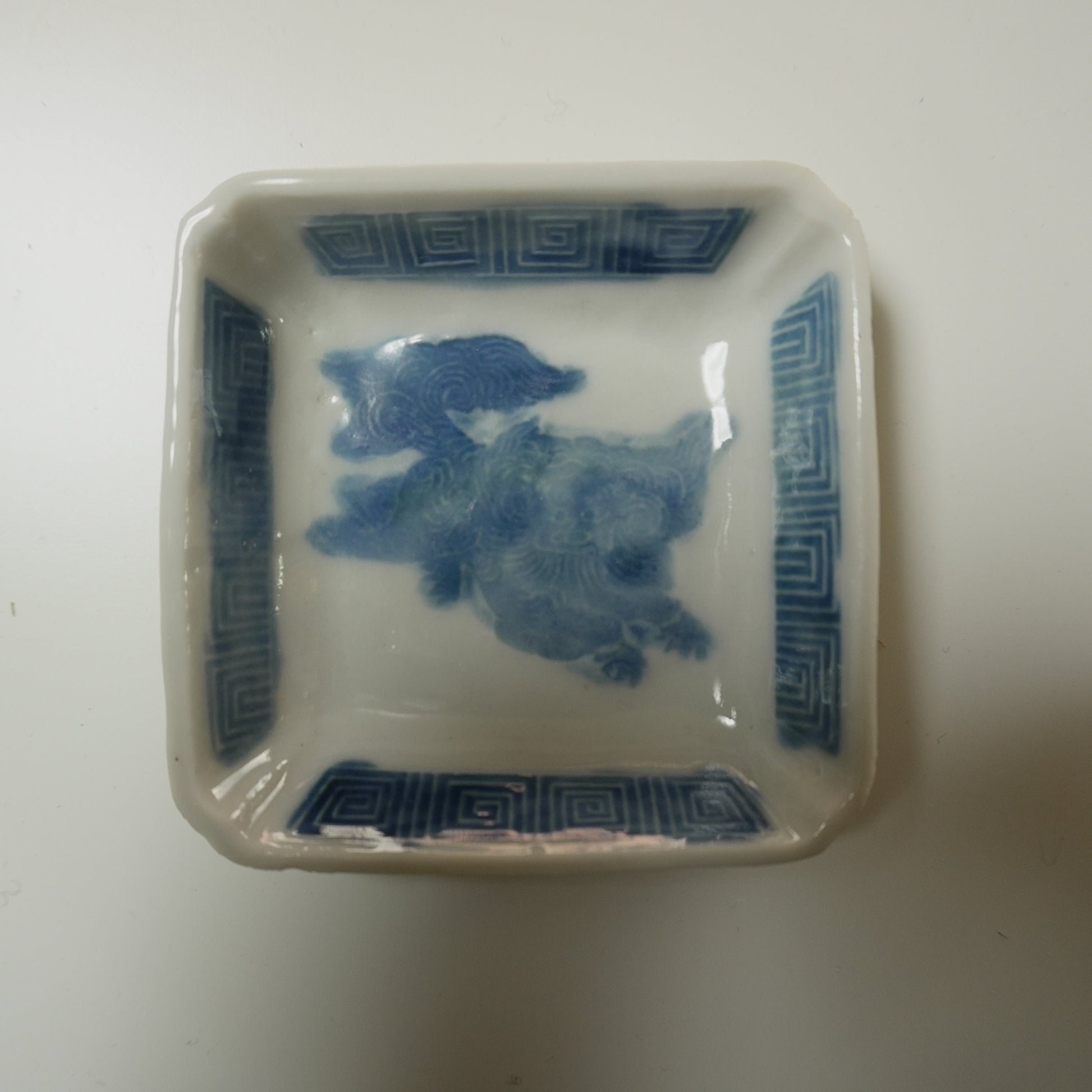 獅子の舞う四角い染付小皿 - Kotto Shop