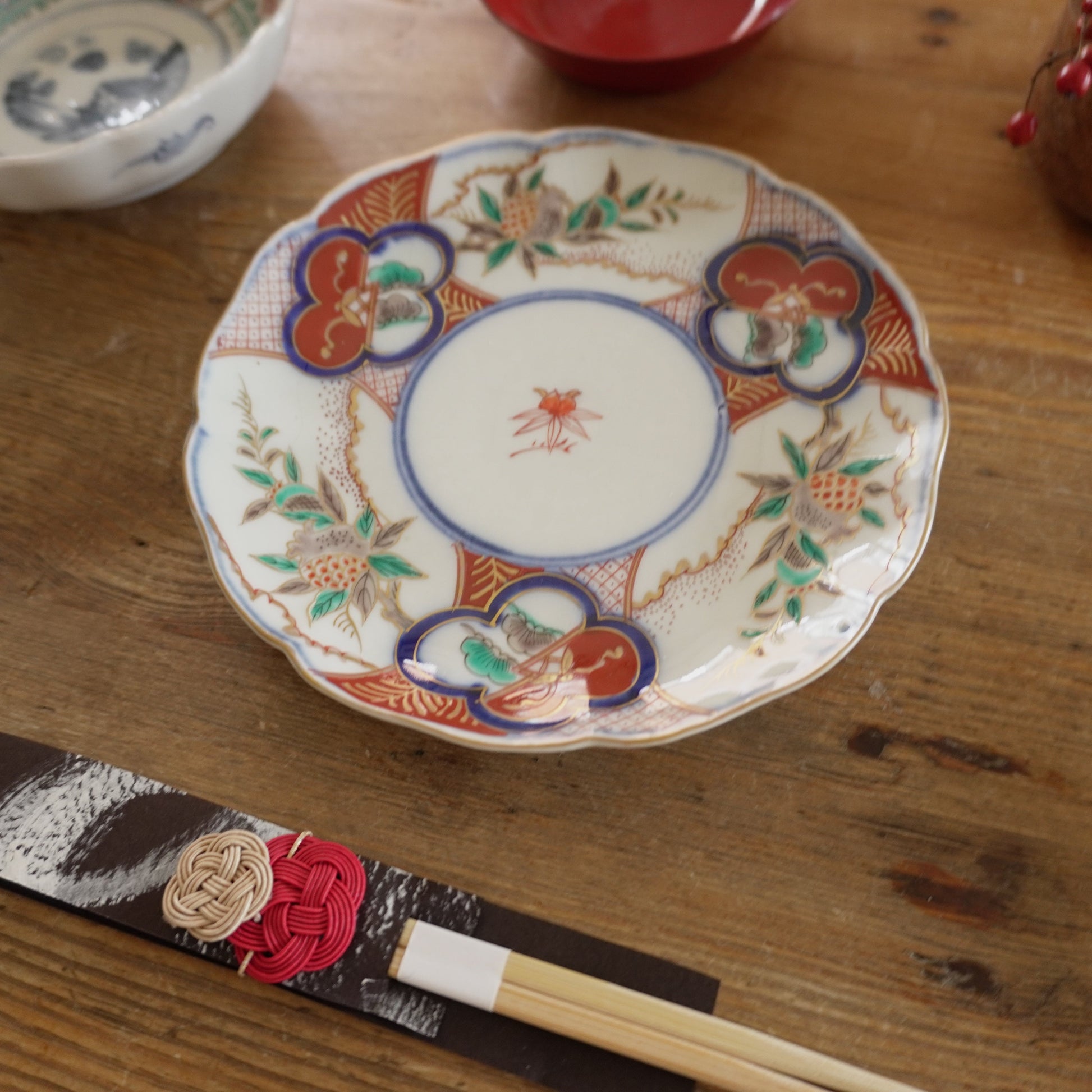 【甘手】余白がちょうどいい松に柘榴中皿 - Kotto Shop